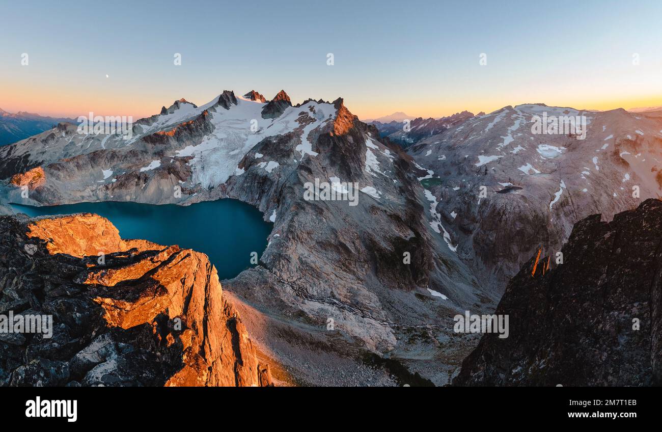 Panoramablick auf viele verschiedene Gipfel in der Alpine Lakes Wilderness bei Sonnenuntergang Stockfoto