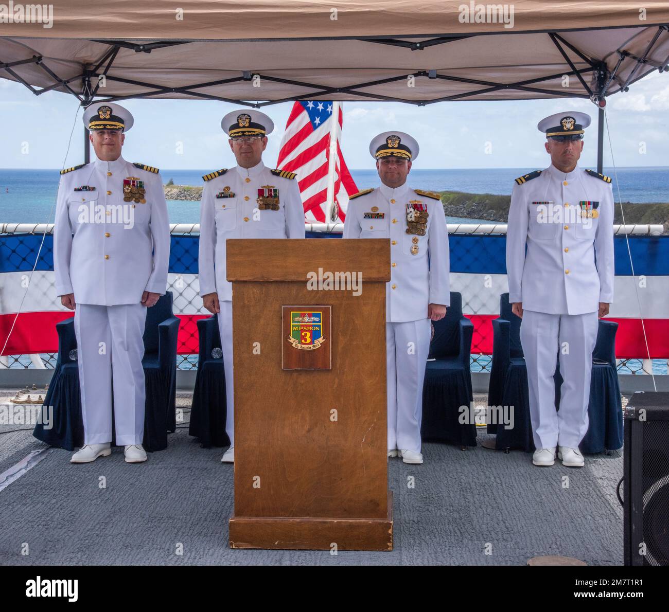 GUAM (12. Mai 2022) -- von links, Hauptmann Steven Wasson; Hauptmann John Bub; Konteradmiral Benjamin Nicholson, Commander Joint Region Marianas, und LT. Joseph Buck, Kaplan, nehmen an der Zeremonie zum 3. Kommandowechsel an Bord der USNS 2., LT. John P. Bobo (T-AK 3008), Teil, während sie sich im Hafen Guam aufhalten. Mai 12. Seeschiffe-Staffel 3 platziert Material und Ausrüstung strategisch in der gesamten Region Indo-Pacific für alle USA Bewaffnete Armee. Dadurch wird sichergestellt, dass wichtige Verbrauchsmaterialien bei Bedarf geliefert werden, und die US-Streitkräfte können schnell auf h reagieren Stockfoto