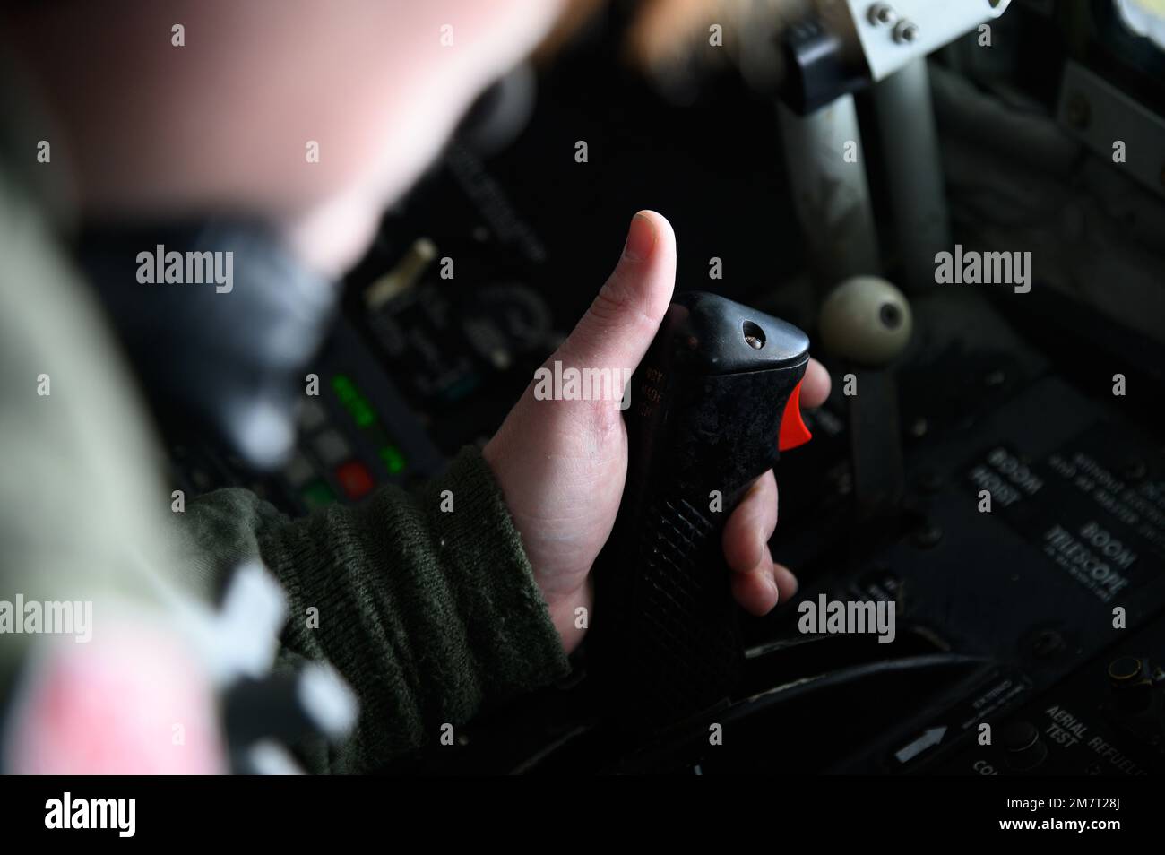 USA Air Force Staff Sgt. Corina Thrasher, ein 168. Air Tanken Geschwader Ausleger-Fahrer, betreibt während DES Luftbetankens im Joint Pacific Alaska Range Complex während DER RED FLAG-Alaska 22-1, 13. Mai 2022, ein Auslegerrohr. RF-A 22-1 bietet einzigartige Möglichkeiten zur Integration verschiedener Kräfte in gemeinsame und multilaterale Schulungen von simulierten Operationsbasen. Stockfoto