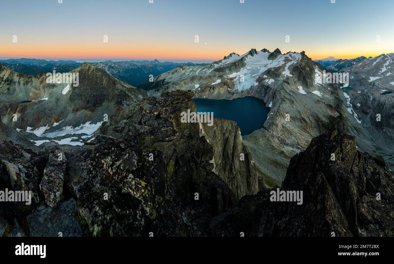 Letztes Licht vom Dip Top Peak mit Blick auf Mount Daniel in King County Washington Stockfoto