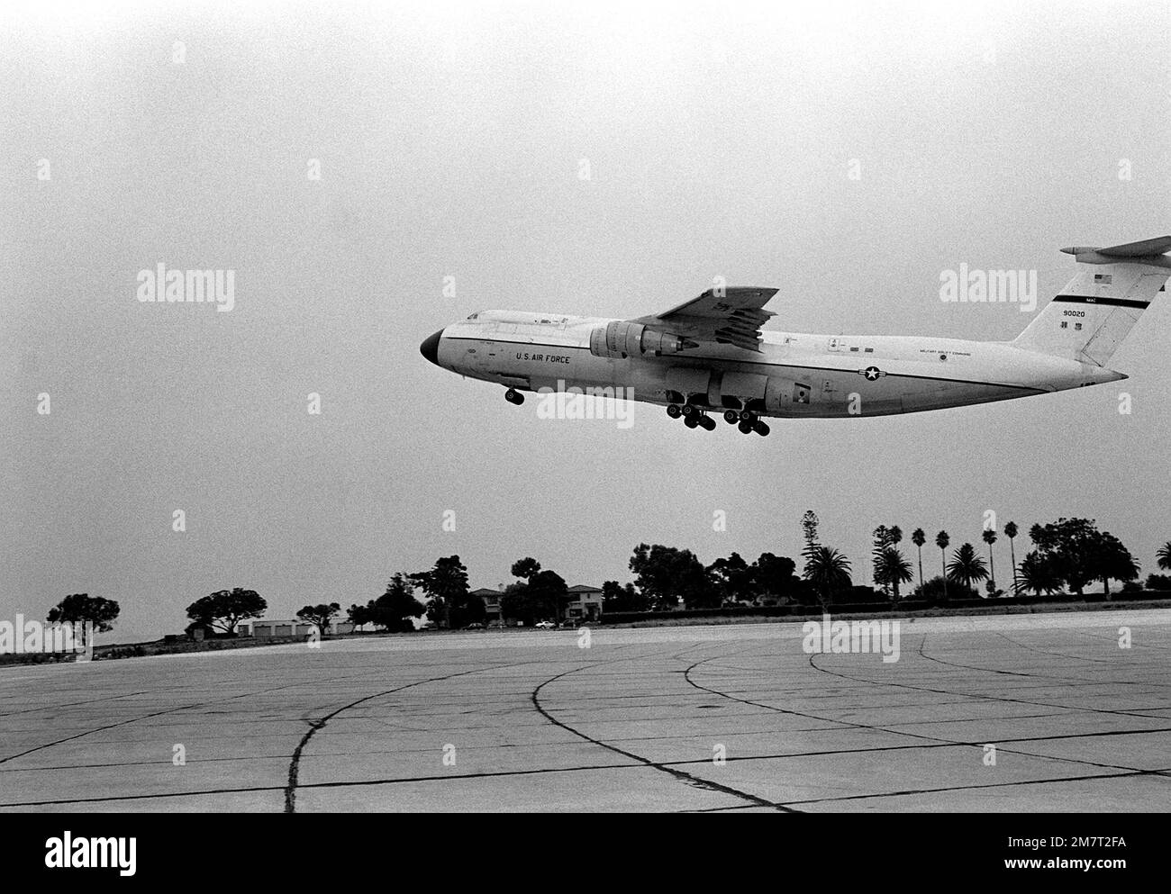 Linke Seitenansicht eines Air Force C-5A Galaxy-Flugzeugs vom 60. Military Airlift Wing (MAW-60), das startet. Das Flugzeug transportiert das Rettungsfahrzeug AVALON (DSRV-2) im Rahmen einer Flugübung nach Hawaii, um das Personal in der Bedienung und Handhabung des Fahrzeugs zu Schulen. Basis: Marineflugstation, Nordinsel Bundesstaat: Kalifornien (CA) Land: Vereinigte Staaten von Amerika (USA) Stockfoto