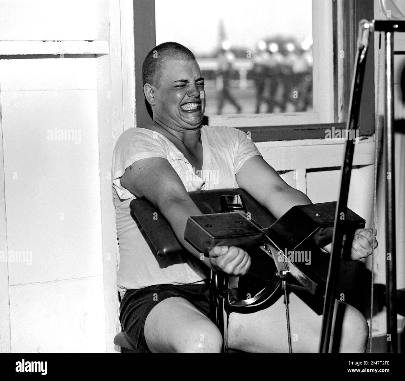 Ein Rekrut trainiert auf einer Armlockenmaschine, um seine Arme zu stärken. Die Maschine wird von Rekruten im Zug der physischen Konditionierung benutzt. Basis: USMC Recruit Depot, Parris Island Bundesstaat: South Carolina (SC) Land: Vereinigte Staaten von Amerika (USA) Stockfoto