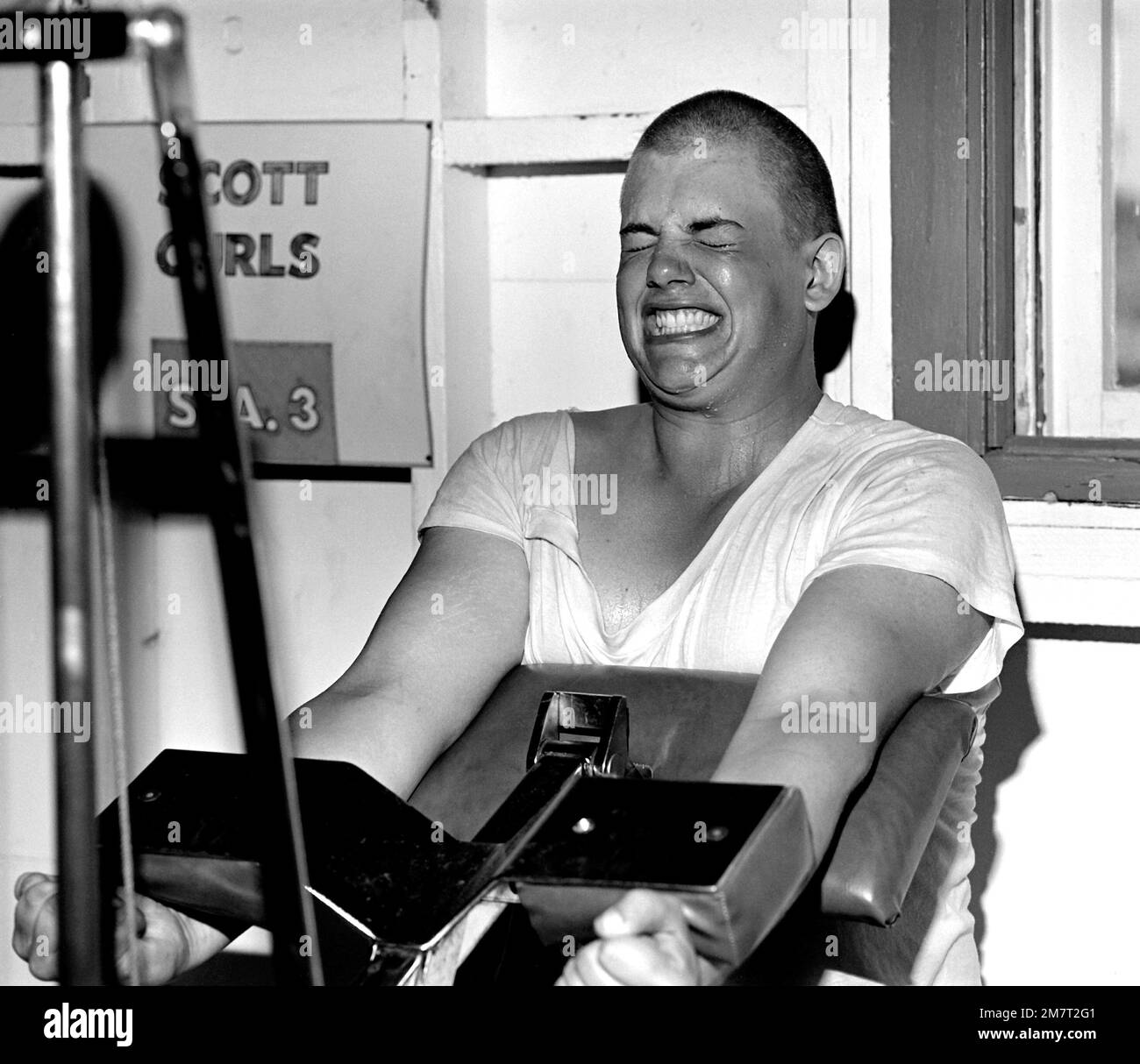 Ein Rekrut trainiert auf einer Armlockenmaschine, um seine Arme zu stärken. Die Maschine wird von Rekruten im Zug der physischen Konditionierung benutzt. Basis: USMC Recruit Depot, Parris Island Bundesstaat: South Carolina (SC) Land: Vereinigte Staaten von Amerika (USA) Stockfoto