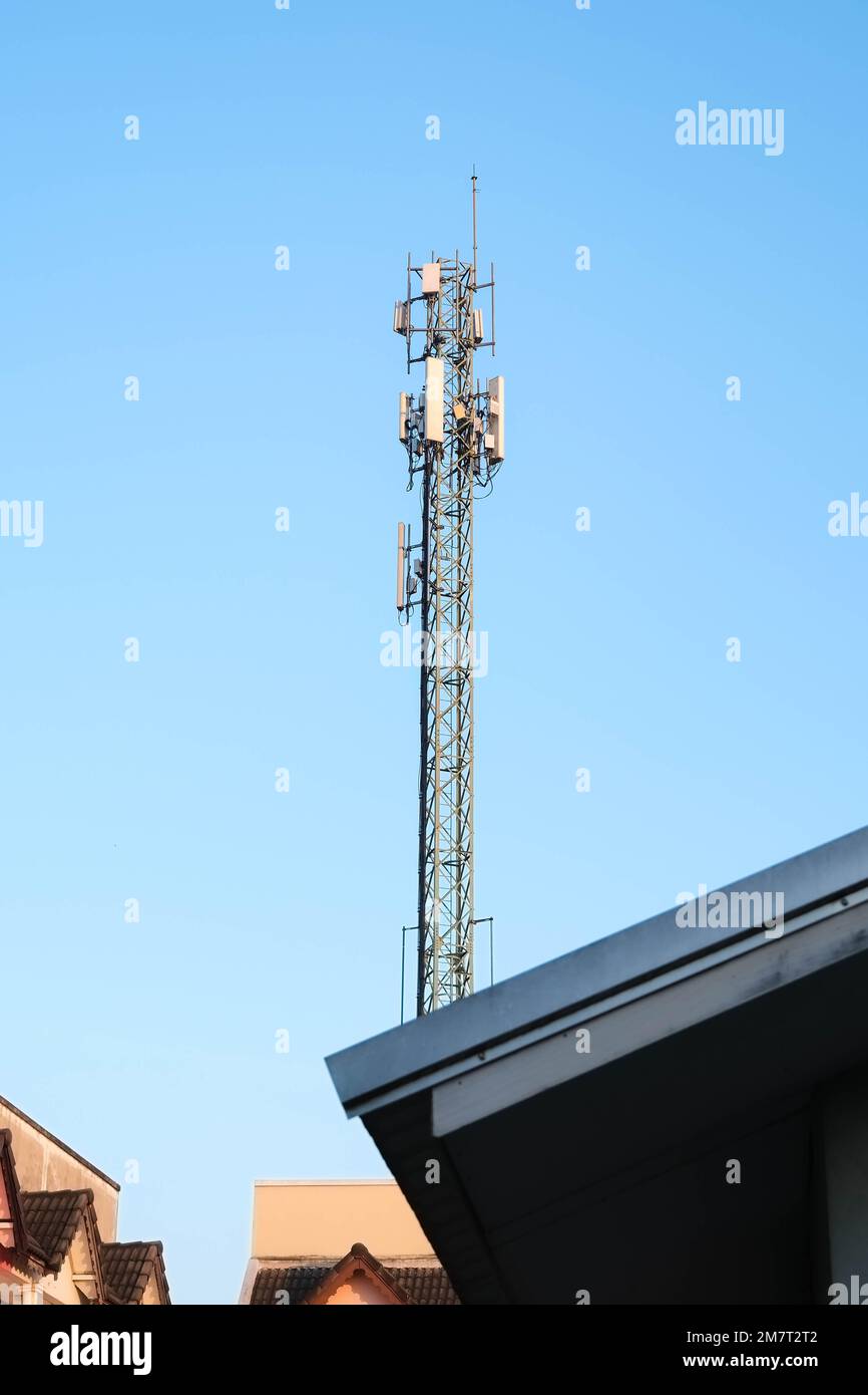 Telekommunikationsturm mit weißem, wolkigen Himmel. Antenne. Entwicklung von Kommunikationssystemen in städtischen Gebieten. Modernes Konzept Der Geschäftskommunikation. Stockfoto