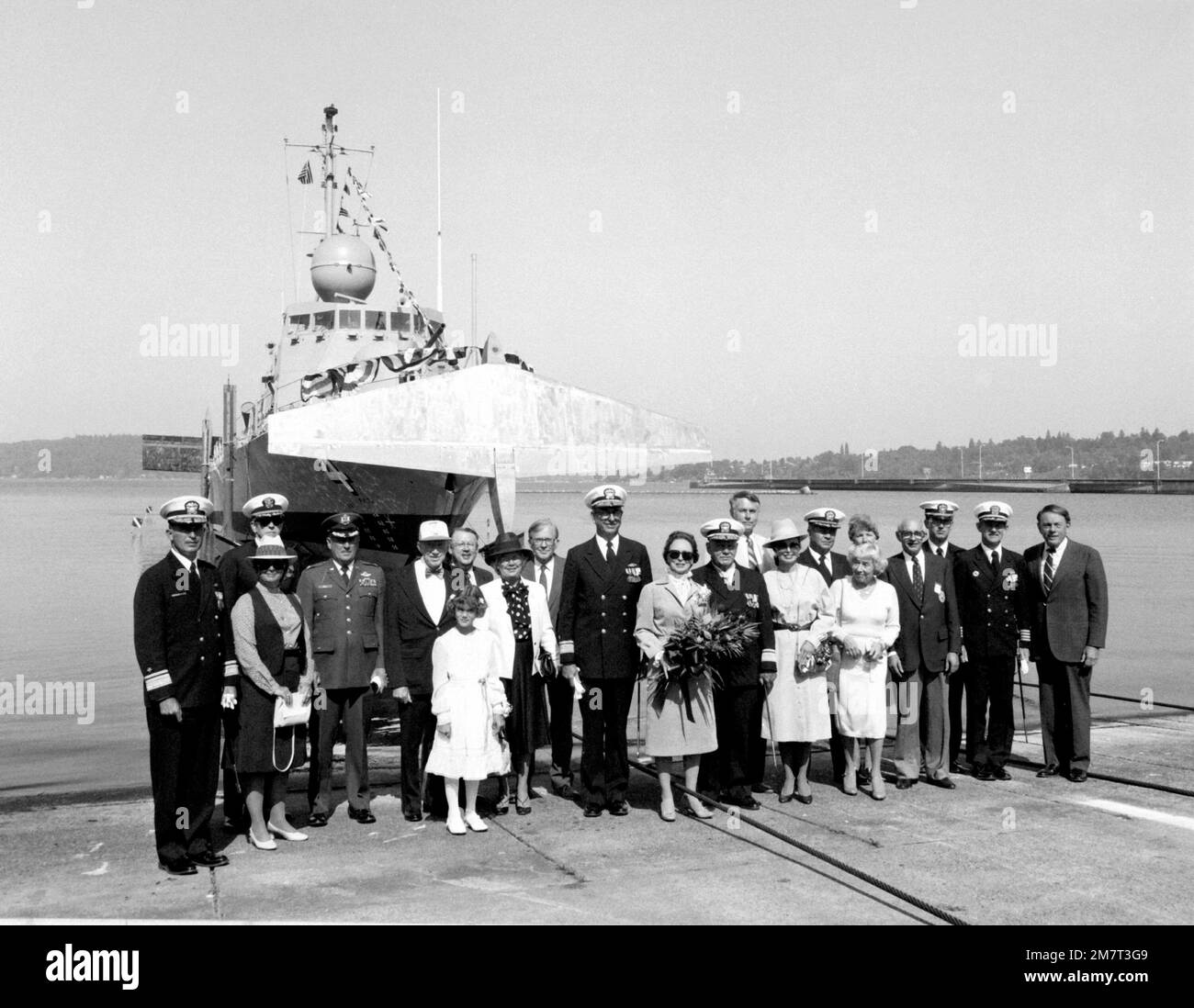 Nach dem Start stehen auf dem Pier am Bug des Guided Missile Patrol Combatant (Tragflächenboot) AQUILA (PHM-4). Zu den Gästen gehören RDML und Mrs. John D. Williams, Left, RDML und Mrs. James W. Lisanby, Center, sowie RDML und Mrs. John D. Bulkeley. Mrs. Bulkeley mit Blumen ist die Sponsorin des Schiffes. Ihr Mann ist links von ihr. Das AQUILA wurde von Boeing Marine Systems gebaut. Basis: Renton Staat: Washington (WA) Land: Vereinigte Staaten von Amerika (USA) Stockfoto