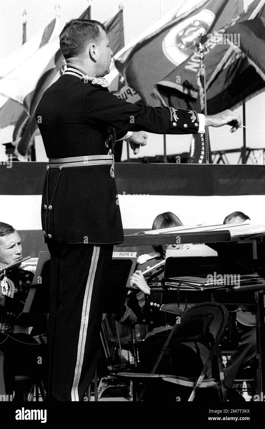 Marine MAJ Charles P. Erwin, Assistant Director der Marine Band, leitet die Band während der Einweihungszeremonie für das Gerald R. Ford Museum. Basis: Grand Rapids Bundesstaat: Michigan (MI) Land: Vereinigte Staaten von Amerika (USA) Stockfoto