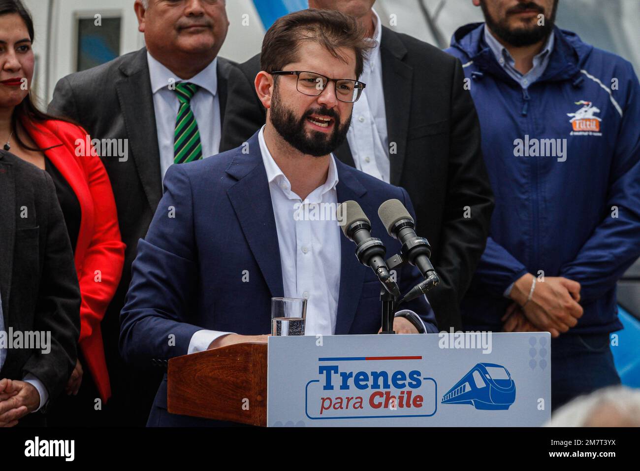 Limache, Chile. 10. Januar 2023. Präsident Gabriel Boric hält während der Veranstaltung seine Rede. Der Präsident der Republik, Gabriel Boric Font, gibt Ankündigungen zum Ausbau des chilenischen Schienennetzes ab. (Foto: Cristobal Basaure Araya/SOPA Images/Sipa USA) Guthaben: SIPA USA/Alamy Live News Stockfoto