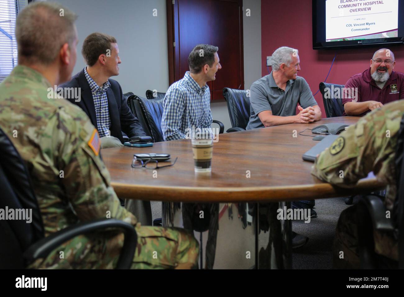 Das Blanchfield Army Community Hospital (BACH) beherbergte vor kurzem Michael Stephens, Dean der Lincoln Memorial University School of Medical Sciences; Matthew Huff, Campbell University School of Osteopathic Medicine Associate DIO und Director of Post-Graduate Affairs; Christopher King, Vanderbilt University's Health Professions Advisor; Und Soldaten mit dem 2. Medizinischen Rekrutierungs-Bataillon aus Redstone Arsenal, als Teil der 2. medizinischen Rekrutierungs-Bataillon Mission, um Möglichkeiten in den USA aufzuzeigen Militär für zukünftige Gesundheitsdienstleister. Die Gruppe besuchte Kliniken in BACH auf Fort Campbell, Stockfoto