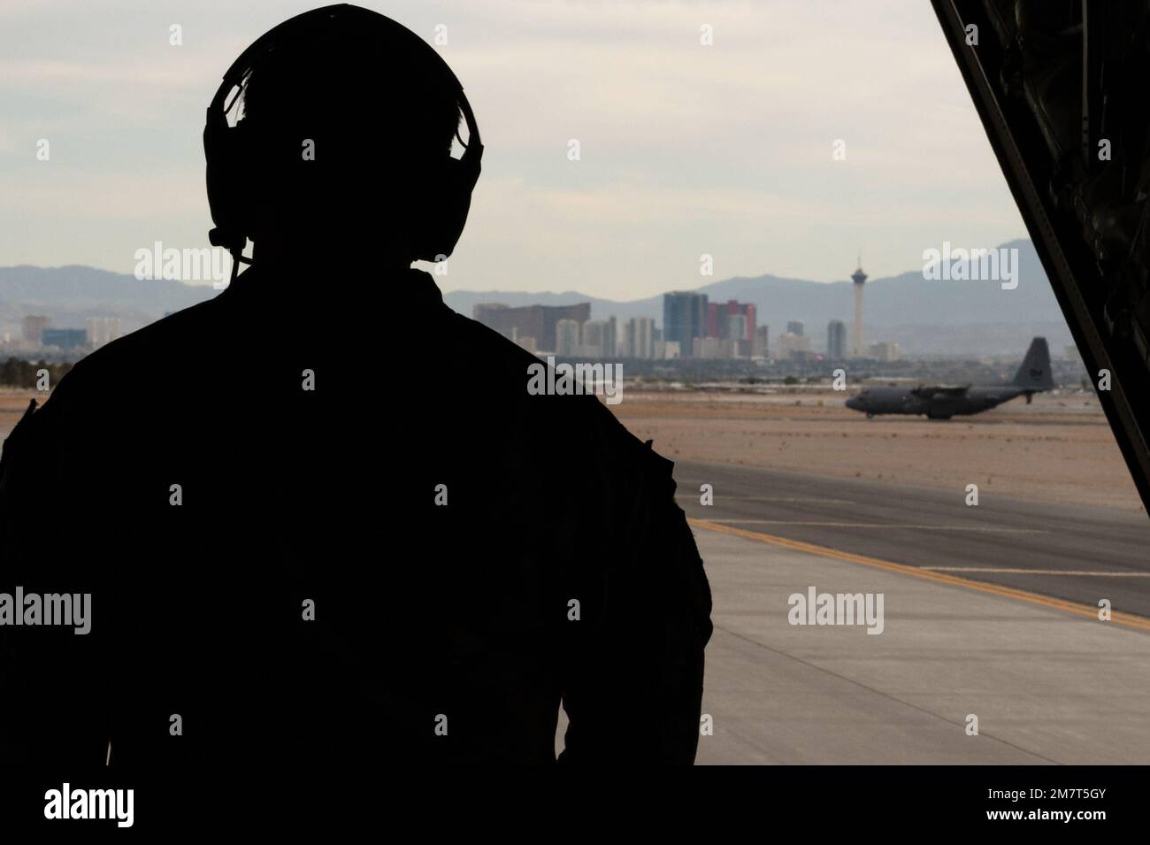 Staff Sergeant Tyler Mitchell, 418. Test and Evaluation Squadron Loader, blickt auf die Rückseite eines HC-130J Combat King II bei einem anderen Combat King, der nach einem Flugtraining während einer SCHWARZEN FLAGGE am 22-1. Mai 12, 2021, auf dem Nellis Air Force Base, Nevada, auftauchte. Black Flag 22-1 konzentriert sich auf die Entwicklung und Validierung von Taktiken und Integrationen großer Streitkräfte, die erforderlich sind, um Kampffähigkeit und taktischen Vorteil für die Kampfluftstreitkräfte zu schaffen, um Bereitschaft aufzubauen, die Gegner glaubhaft abschreckt und erfolgreich besiegt. Stockfoto