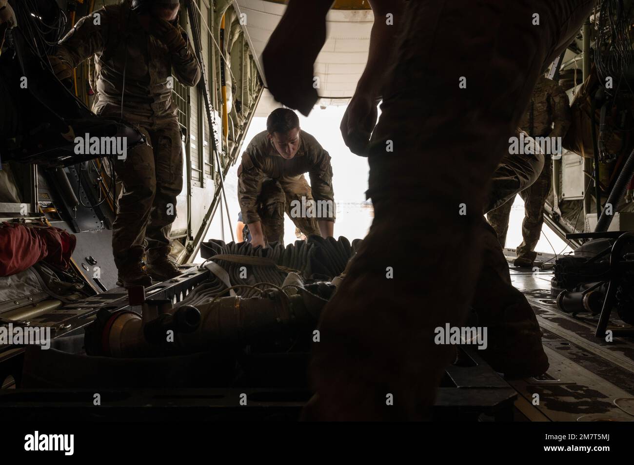 Staff Sgt. Tyler Mitchell, 418. Test and Evaluation Squadron Loadron, bereitet die Tankausrüstung vor einer FARP-Trainingsmission für DIE BLACK FLAG am 12. Mai 2021 am Nellis Air Force Base, Nevada. 22-1. Black Flag 22-1 konzentriert sich auf die Entwicklung und Validierung von Taktiken und Integrationen großer Streitkräfte, die erforderlich sind, um Kampffähigkeit und taktischen Vorteil für die Kampfluftstreitkräfte zu schaffen, um Bereitschaft aufzubauen, die Gegner glaubhaft abschreckt und erfolgreich besiegt. Stockfoto