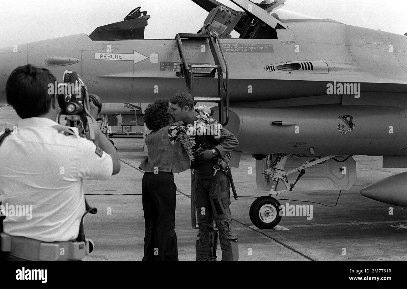 Bei seiner Ankunft in Hawaii erhält der Pilot dieses Air Force F-16A Kampfflugzeugs gegen Falcon, das gerade gelandet ist, den traditionellen Blumenring um den Hals und einen Kuss von einer hübschen Dame. Die F-16A ist vom taktischen Kampfgeschwader 428. am Nellis Air Force Base, Nevada, und ist hier, um mit Marine F-4 Phantom-Flugzeugen zu fliegen, um Hawaii-basierte Armeeeinheiten zu unterstützen. Die Veranstaltung ist eine Übung der gemeinsamen Stabschefs, die einen Monat dauert (2. Oktober bis 2. November 1981). Basis: Marine Corps Air Station Kaneohe Bundesstaat: Hawaii (HI) Land: Vereinigte Staaten von Amerika (USA) Stockfoto
