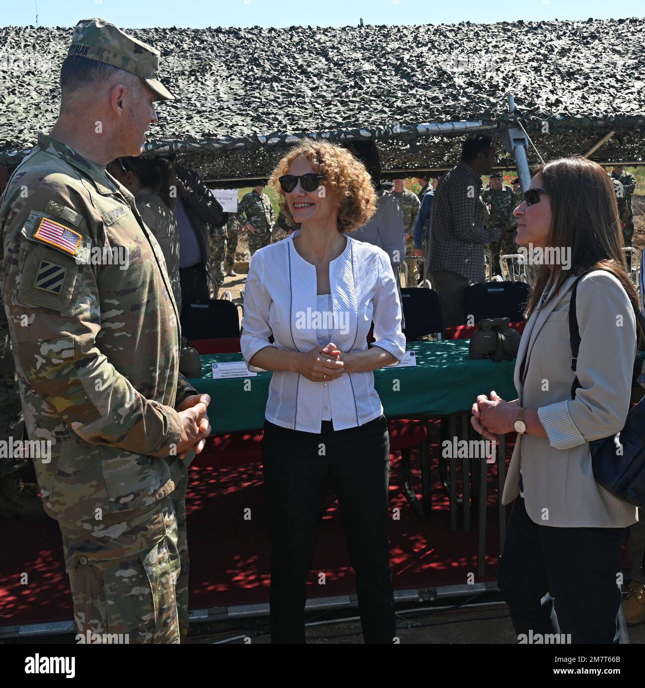 Die ehrenwerte Kate Marie Byrnes (rechts), US-Botschafterin in Nordmazedonien, spricht mit Radmila Šekerinska, der ehemaligen Verteidigungsministerin Nordmazedoniens, und den USA Generalmajor der Armee, Peter B. Andrysiak, stellvertretender General der USA Army Europe and Africa (Armee Europa und Afrika), während einer gemeinsamen Einreiseübung von Swift Response 22 am Krivolak Military Training Center in Negotino (Nordmazedonien), 12. Mai 2022. Übung Swift Response 22 ist eine jährliche multinationale Ausbildungsübung, die vom 2. Bis 20. Mai 2022 in Osteuropa, im arktischen Norden, im Baltikum und auf dem Balkan stattfindet. Zweck der Übung Stockfoto