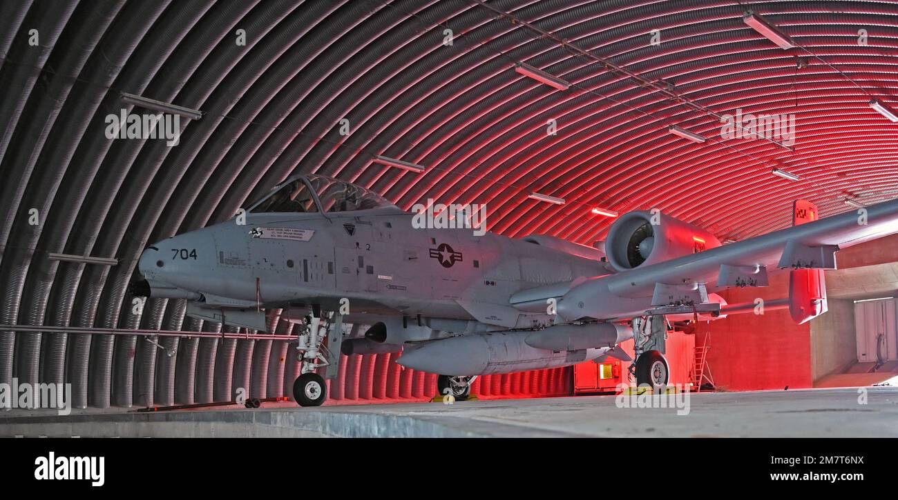 Ein 10C Thunderbolt-II-Flugzeug, das der 104. Kampfeinheit, Maryland Air National Guard, zugeteilt wurde, parkt in einem abgesicherten Flugzeugbunker auf dem Luftwaffenstützpunkt Andoya, bereit für die Swift Response Übung, 12. Mai 2022, in Andenes, Norwegen. Swift Response ist eine jährliche, von USAREUR-AF geleitete, multinationale Ausbildungsübung, die in ganz Osteuropa, einschließlich der arktischen Region, der Ostsee und der Balkanhalbinsel, stattfindet und die darauf abzielt, die Bereitschaft und die Interoperabilität mit Verbündeten und Partnern in der Luft zu verbessern. Stockfoto
