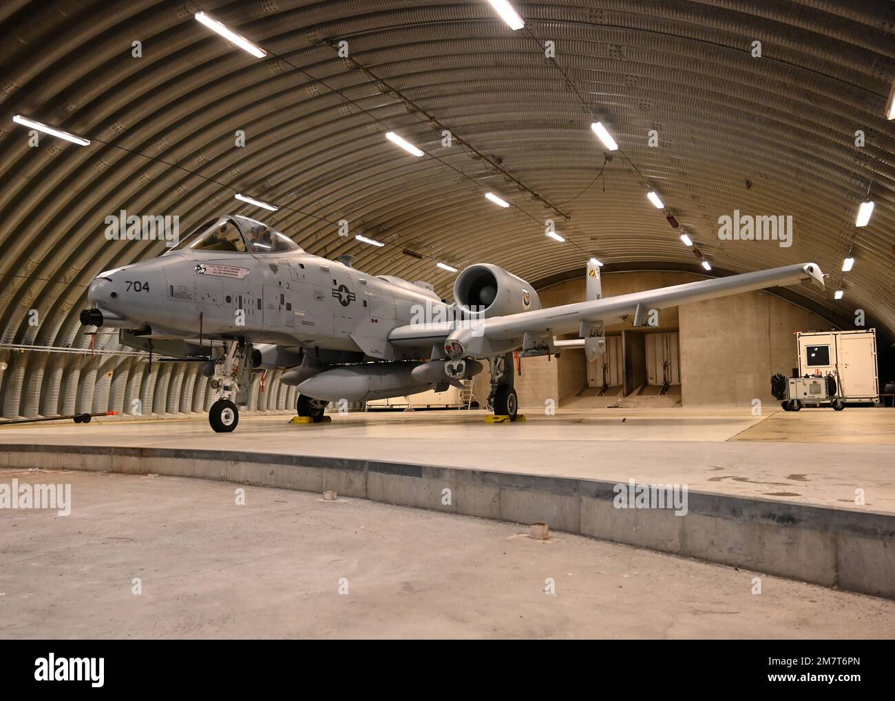 Ein 10C Thunderbolt-II-Flugzeug, das der 104. Kampfeinheit, Maryland Air National Guard, zugeteilt wurde, parkt in einem abgesicherten Flugzeugbunker auf dem Luftwaffenstützpunkt Andoya, bereit für die Swift Response Übung, 12. Mai 2022, in Andenes, Norwegen. Swift Response ist eine jährliche, von USAREUR-AF geleitete, multinationale Ausbildungsübung, die in ganz Osteuropa, einschließlich der arktischen Region, der Ostsee und der Balkanhalbinsel, stattfindet und die darauf abzielt, die Bereitschaft und die Interoperabilität mit Verbündeten und Partnern in der Luft zu verbessern. Stockfoto