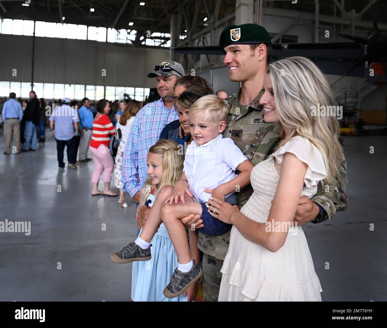 Ein Soldat, der den USA zugeteilt wurde Army John F. Kennedy Special Warfare Center and School posiert für ein Foto mit seiner Familie nach einer Regimental First Formation in Fort Bragg, North Carolina, 12. Mai 2022. Die Zeremonie markierte den Abschluss des Qualifizierungskurses für Spezialkräfte, wo Soldaten die Ehre erlangten, die grüne Baskenmütze zu tragen, die offizielle Kopfbedeckung der Spezialeinheiten. Stockfoto