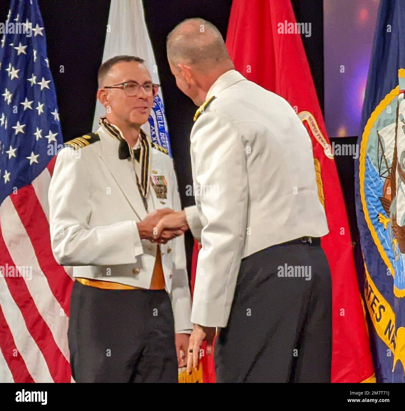 Nathan Hardy, Einsatzleiter des OICC China Lake, wurde von Konteradmiral Dean VanderLey, Commander, Naval Facilities Engineering Systems Command Pacific, dazu beglückwünscht, dass er auf der Joint Engineer Training Conference and Expo 2022 in Denver, Colorado, die Moreell-Medaille der Society of American Military Engineers 2021 gewonnen hat. Stockfoto