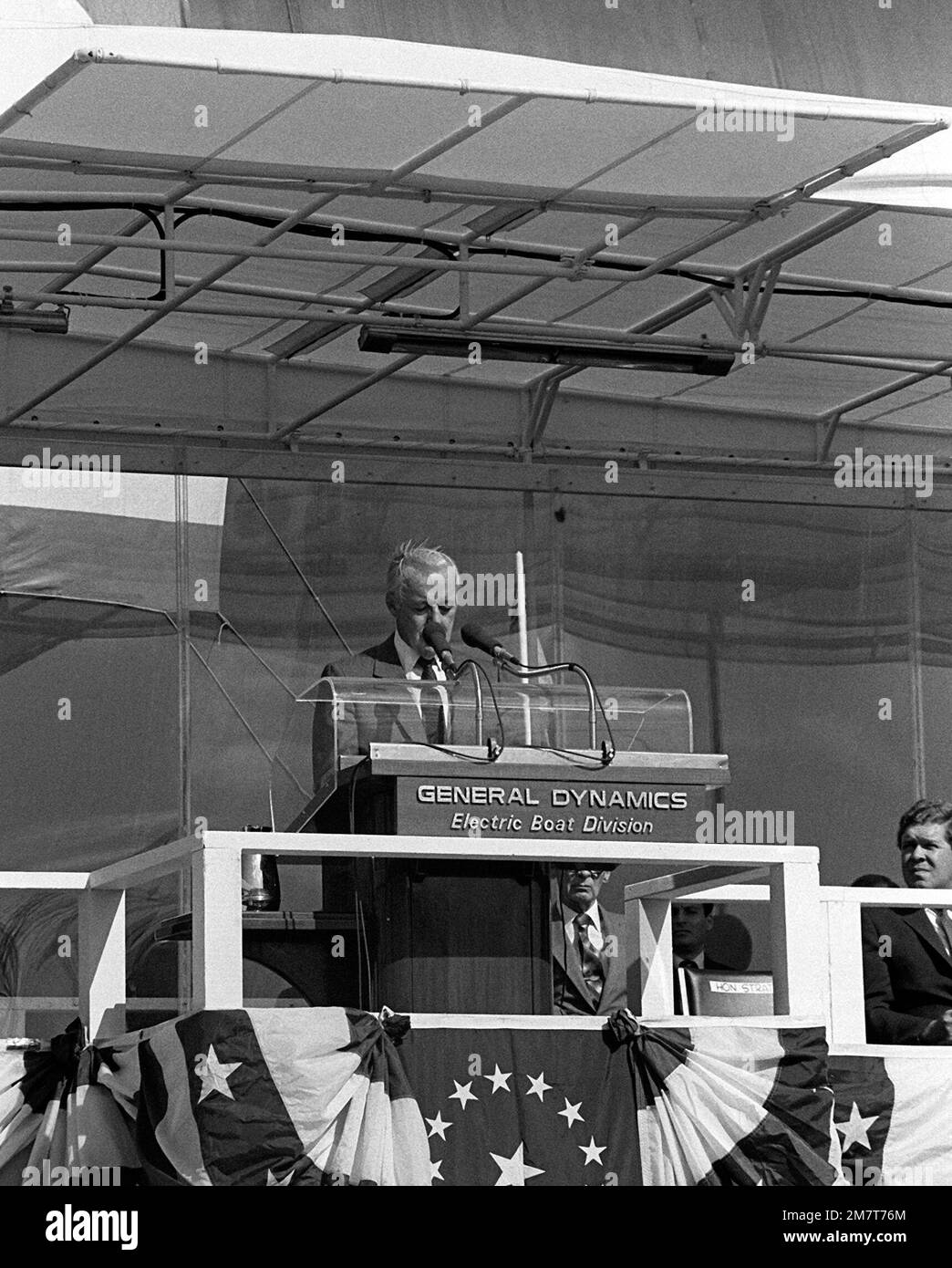David S. Lewis, Vorstandsvorsitzender der General Dynamics Corp., spricht Gäste und Zuschauer, die an der Abschusszeremonie für das nuklearbetriebene strategische Raketen-U-Boot HENRY M. JACKSON (SSBN-730) teilnehmen. Basis: U-Boot-Stützpunkt, Groton Bundesstaat: Connecticut (CT) Land: Vereinigte Staaten von Amerika (USA) Stockfoto