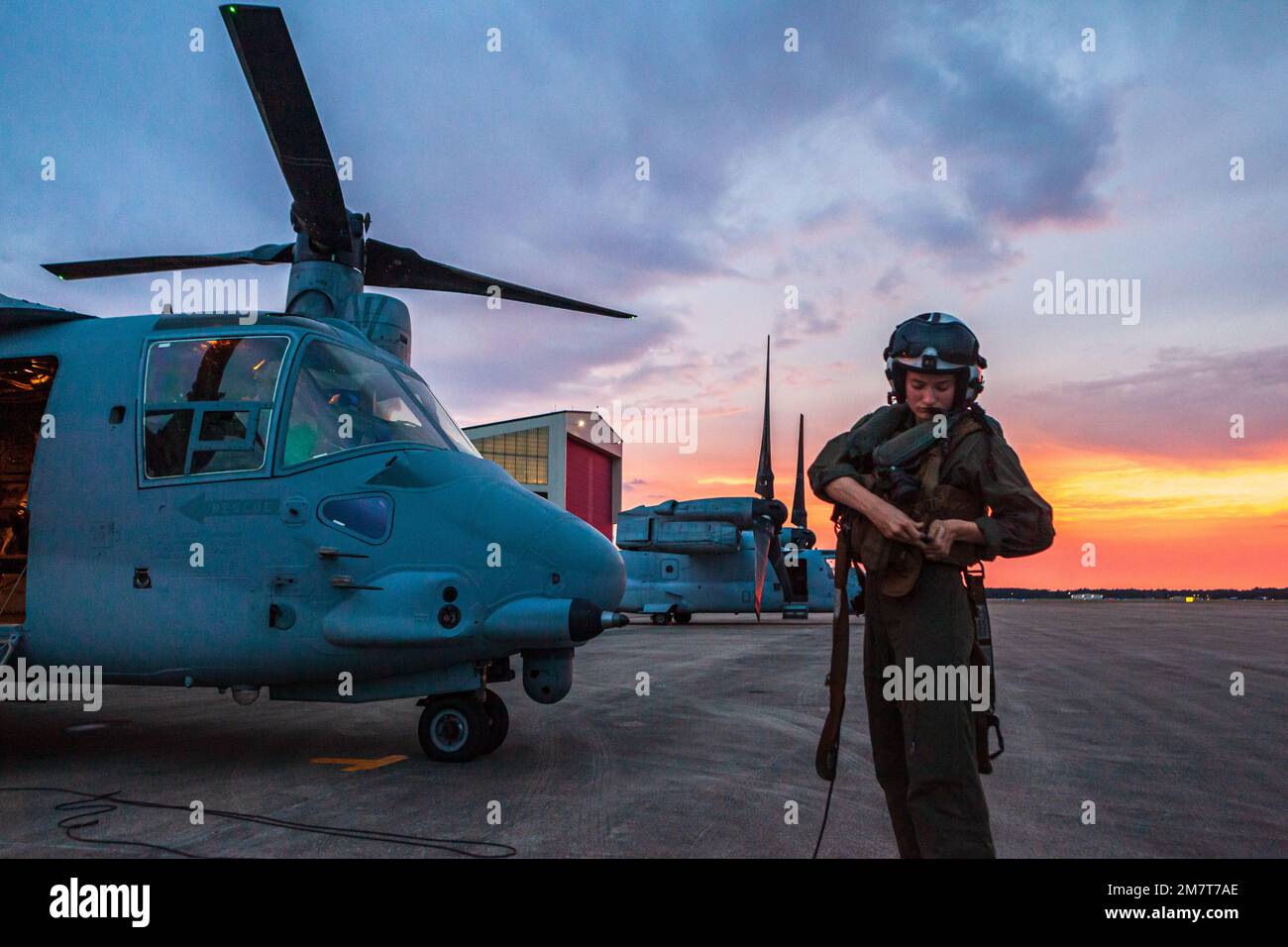 USA Alexandra Shaw, ein MV-22B Osprey Crew Chief mit Marine Medium Tiltrotor Squadron (VMM) 365, stellt den Gang während der Übung Raven (RavenEx) 22-5 im Combat Readiness Training Center, Gulfport, Mississippi, am 12. Mai 2022 ein. VMM-365 leistete Unterstützung bei Angriffen für das Sondereinsatzkommando der Marine-Streitkräfte während einer Übung vor der Dislozierung, um die Kampfbereitschaft in einem unbekannten Expeditionsumfeld zu verbessern. VMM-365 ist eine Untereinheit von 2. Marine Aircraft Wing, dem Luftkampfelement der II Marine Expeditionary Force. Stockfoto