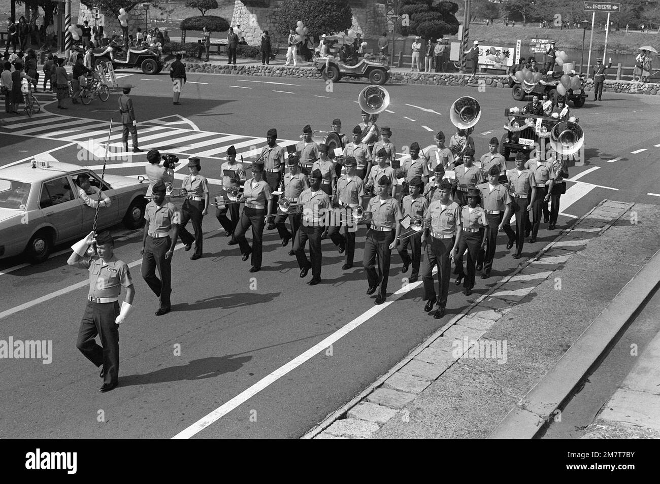 Die 3. Marine Amphibious Force Band aus Okinawa, Japan, marschiert während des jährlichen Iwakuni Festivals 25. Basis: Marine Corps Air Station, Iwakuni Land: Japan (JPN) Stockfoto