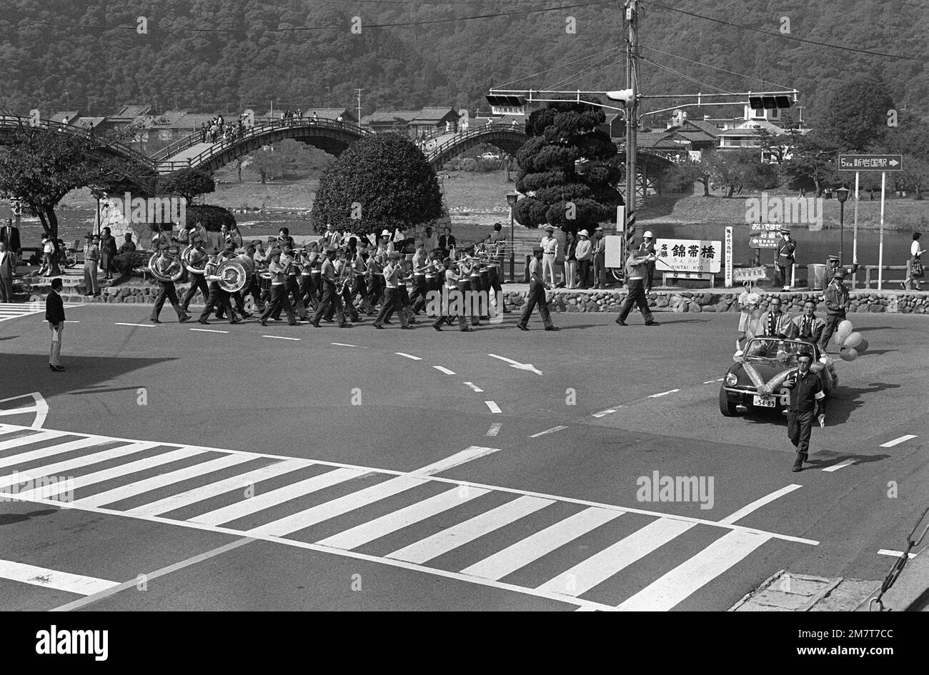 Die Marine Amphibious Force Band 3. aus Okinawa, Japan, marschiert beim jährlichen Iwakuni Festival 25. Basis: Marine Corps Air Station, Iwakuni Land: Japan (JPN) Stockfoto