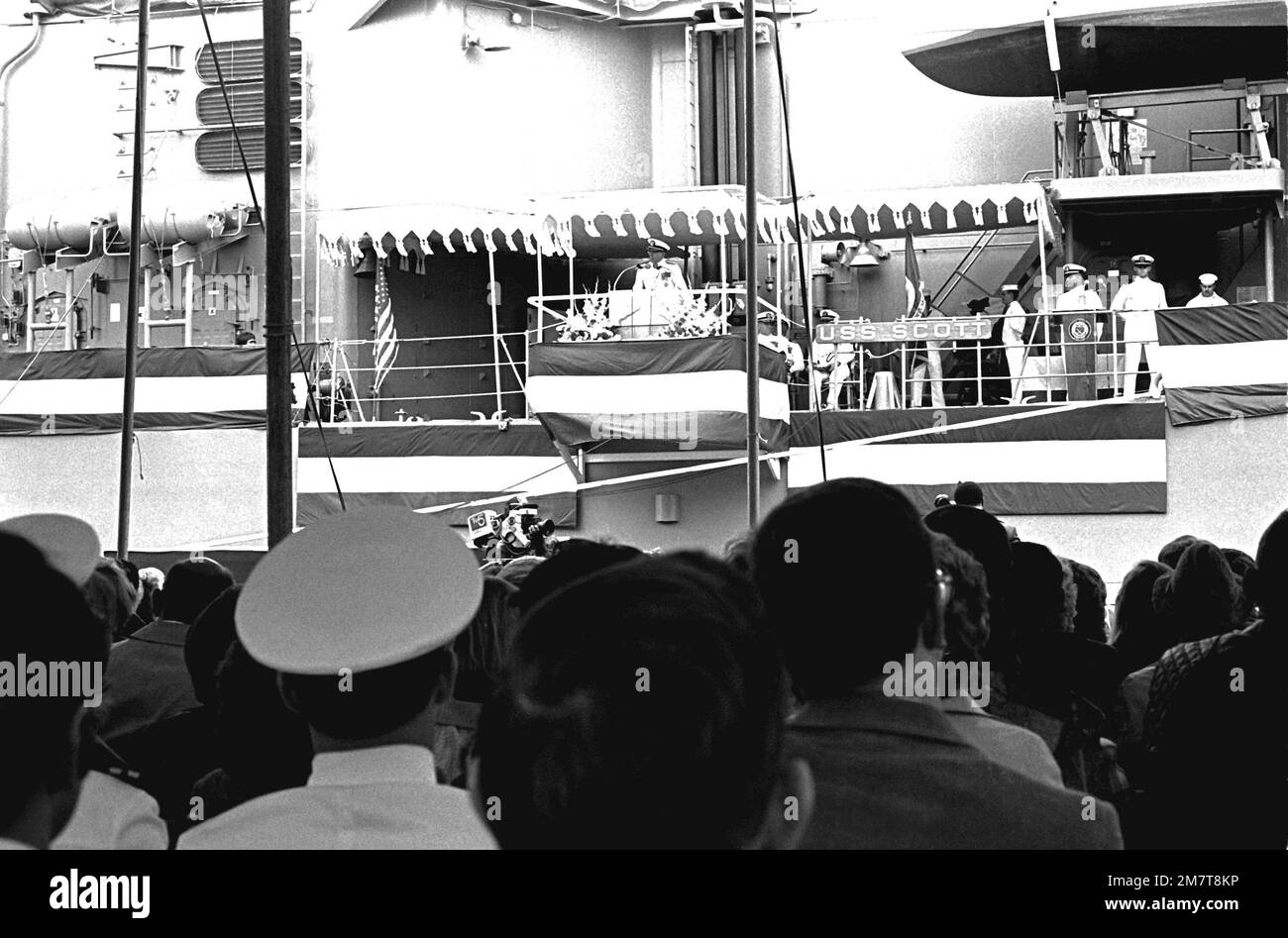 Die Zuschauer sehen VADM John D. Johnson Jr., Commander der Naval Surface Force, USA Atlantikflotte, spricht von der Plattform während der Inbetriebnahme des gesteuerten Raketenzerstörers USS SCOTT (DDG-995). Basis: Pascagoula Bundesstaat: Mississippi (MS) Land: Vereinigte Staaten von Amerika (USA) Stockfoto