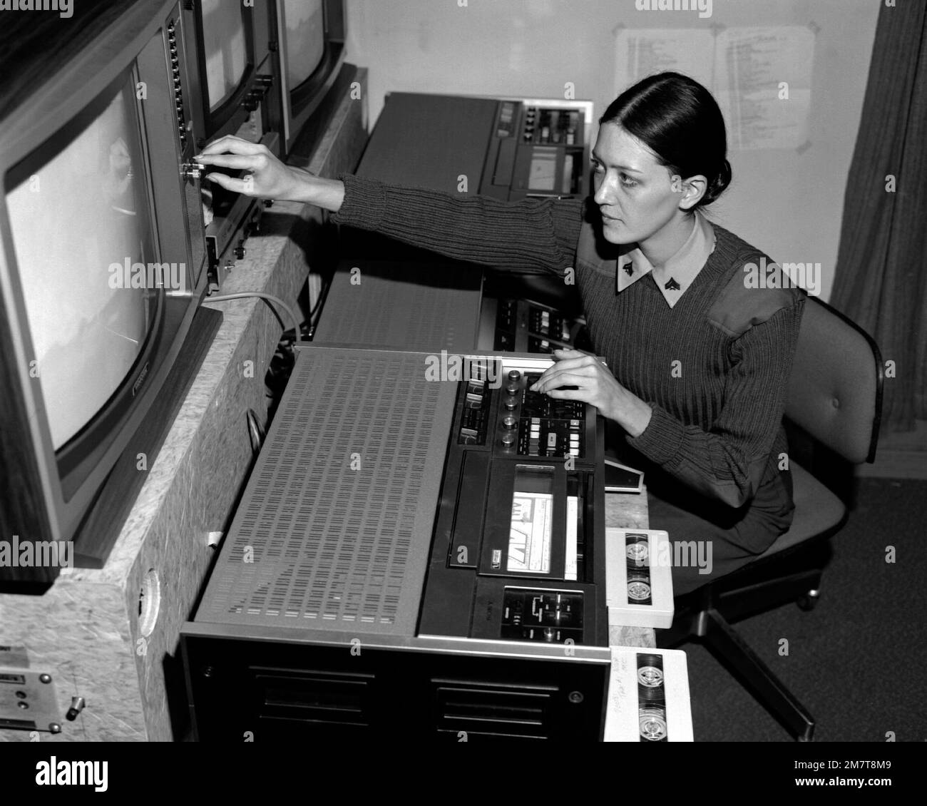 Woman Marine CPL. Kathy Sodek, eine Fernsehredakteurin, betreibt ein 3 cm/4"-Videobearbeitungsgerät von Sony, während sie einen Fernsehbildschirm anpasst. Sie ist Mitglied des Training and Audiovisual Support Center. Basis: USMC Recruit Depot, Parris Island Bundesstaat: South Carolina (SC) Land: Vereinigte Staaten von Amerika (USA) Stockfoto