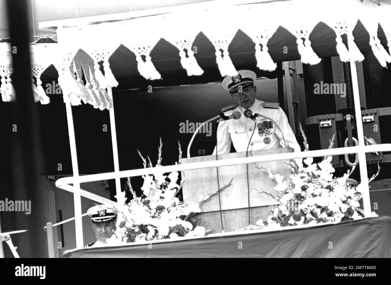 VADM John D. Johnson Jr., Befehlshaber der Marine-Surface-Force, USA Atlantikflotte, spricht während der Zeremonie der Inbetriebsetzung des Flugkörperzerstörers USS SCOTT (DDG-995). Basis: Pascagoula Bundesstaat: Mississippi (MS) Land: Vereinigte Staaten von Amerika (USA) Stockfoto