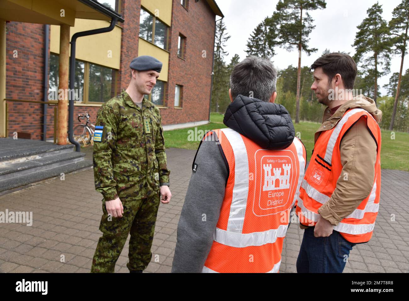 Kaur Käämer, Hauptmann der estnischen Luftwaffe, spricht mit den USA über die Partnerschaft zwischen den USA und Estland und den Bau der Europäischen Abschreckungsinitiative Army Corps of Engineers, Europe District Quality Assurance Engineer Jüri Saljukov und Project Engineer Chris Bailey am Luftwaffenstützpunkt Amari in Estland, 12. Mai 2022. In den letzten Jahren, den USA Das Armeekorps der Ingenieure hat im Rahmen der Europäischen Initiative (EDI) verschiedene Projekte in Estland und den benachbarten baltischen Ländern Lettland und Litauen durchgeführt. Im Rahmen des EDI-Programms wurde die militärische Infrastruktur aufgebaut, um die US-Abschreckung zu verbessern, die r Stockfoto