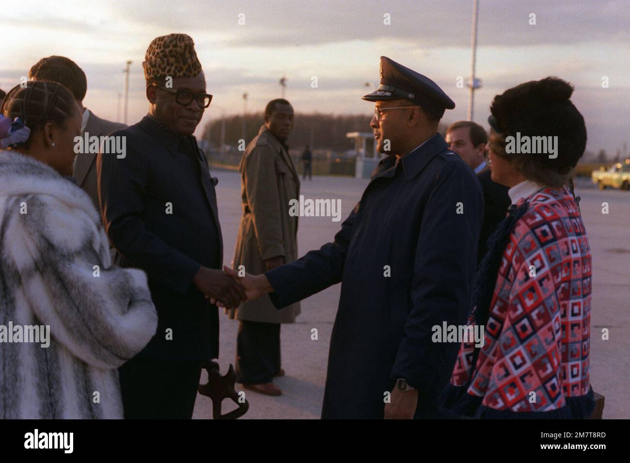 Präsident Sese Seko Mobutu von Zaire schüttelt sich vor der Abreise die Hände mit dem BGEN Durham. Basis: Luftwaffenstützpunkt Andrews Bundesstaat: Maryland (MD) Land: Vereinigte Staaten von Amerika (USA) Stockfoto
