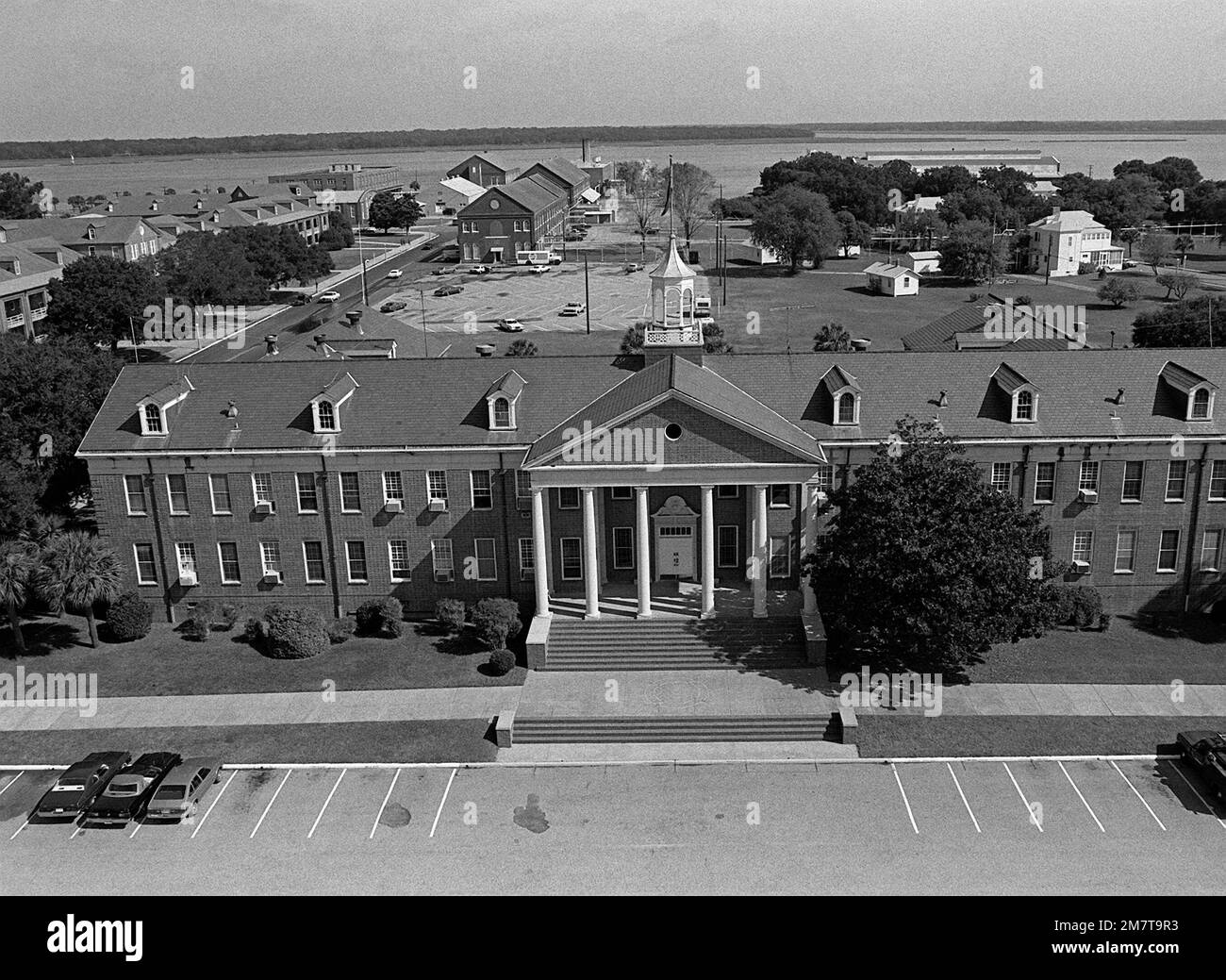 Eine Luftaufnahme von der Vorderseite des neuen Hauptquartiers im Marine Corps Recruit Depot. Im Hintergrund befindet sich das östliche Ende des Recruit Depots. Basis: USMC Recruit Depot, Parris Island Bundesstaat: South Carolina (SC) Land: Vereinigte Staaten von Amerika (USA) Stockfoto