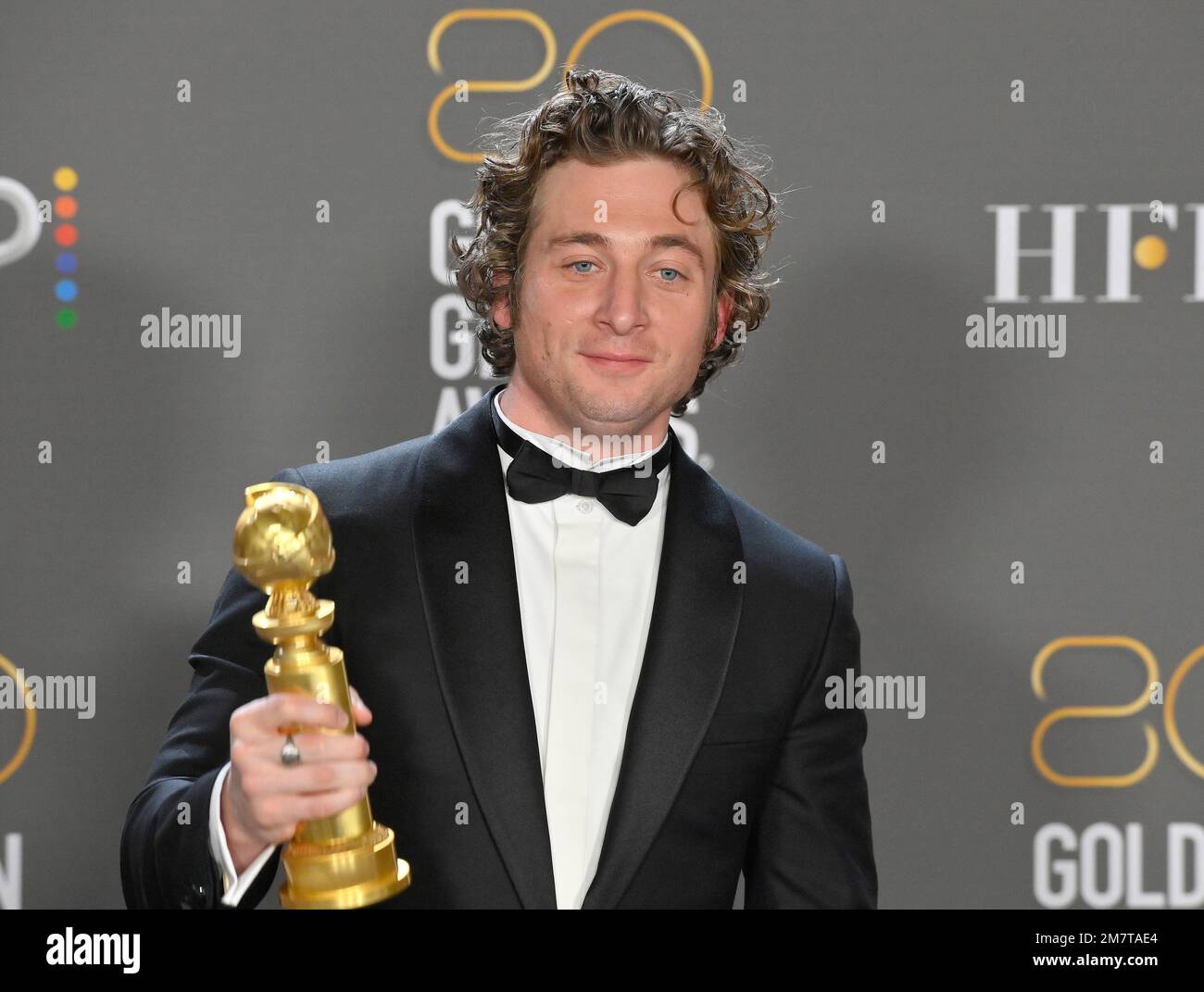 Beverly Hills, Usa. 10. Januar 2023. Jeremy Allen White erscheint hinter der Bühne, nachdem er am Dienstag, den 10. Januar 2023, den Preis für den besten Schauspieler in einer Fernsehserie – Musical- oder Comedy-Preis für „The Bear“ bei den 80. jährlichen Golden Globe Awards im Beverly Hilton in Beverly Hills, Kalifornien, gewonnen hat. Foto: Jim Ruymen/UPI Credit: UPI/Alamy Live News Stockfoto