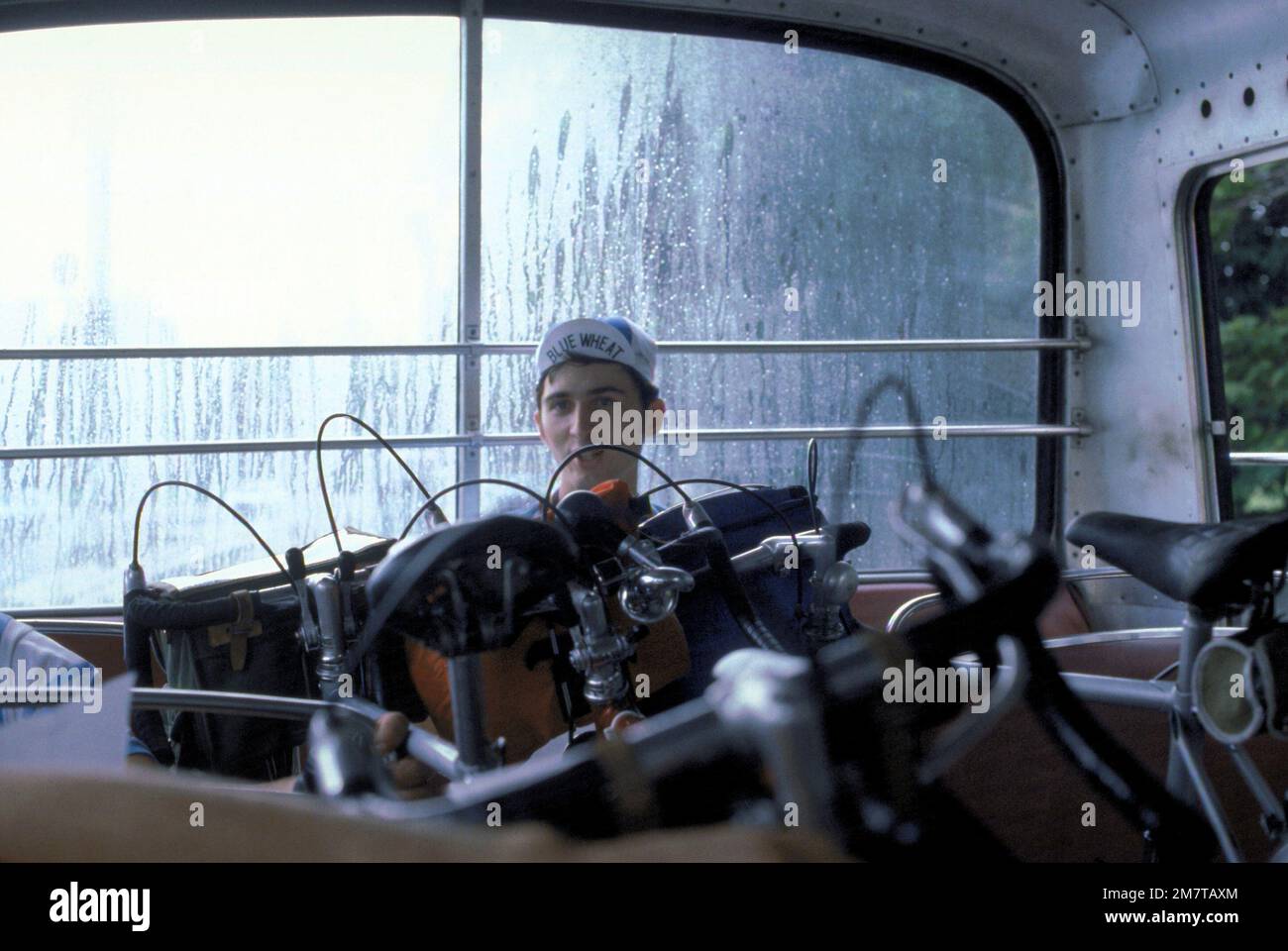 Fire Control Technician M (Missile Fire Control) 1. Klasse Joe Ziber von Cycle Touring International, ein Schiffsradverein an Bord des Amphibienschiffes USS BLUE RIDGE (LCC-19), sitzt hinten in einem Bus mit einigen der Motorräder des Clubs, während sie zu einem Rennplatz transportiert werden. Land: Singapur (SGP) Stockfoto