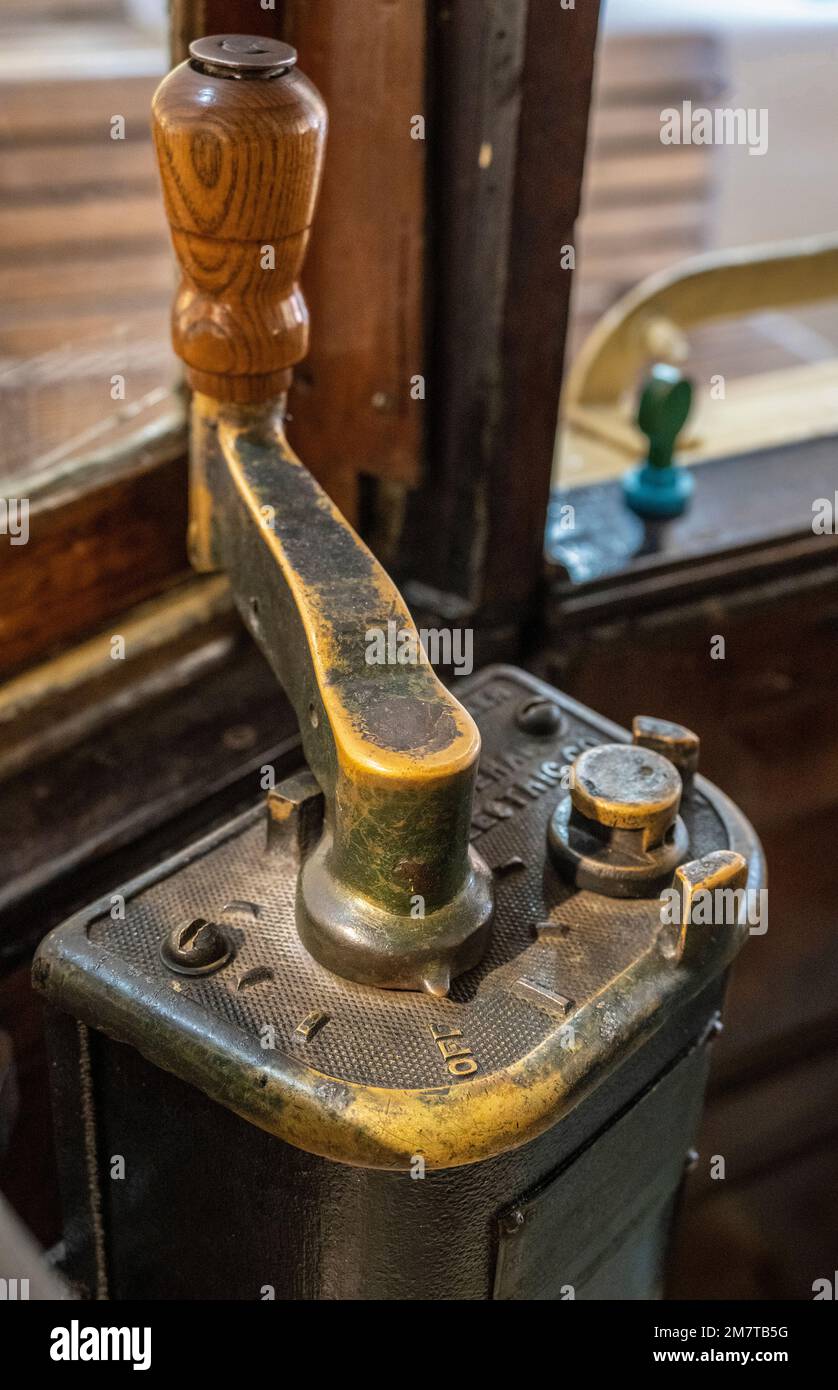 Hebel, der in einem Trolley verwendet wird, um die Straßenbahn zu bremsen und anzutreiben Stockfoto