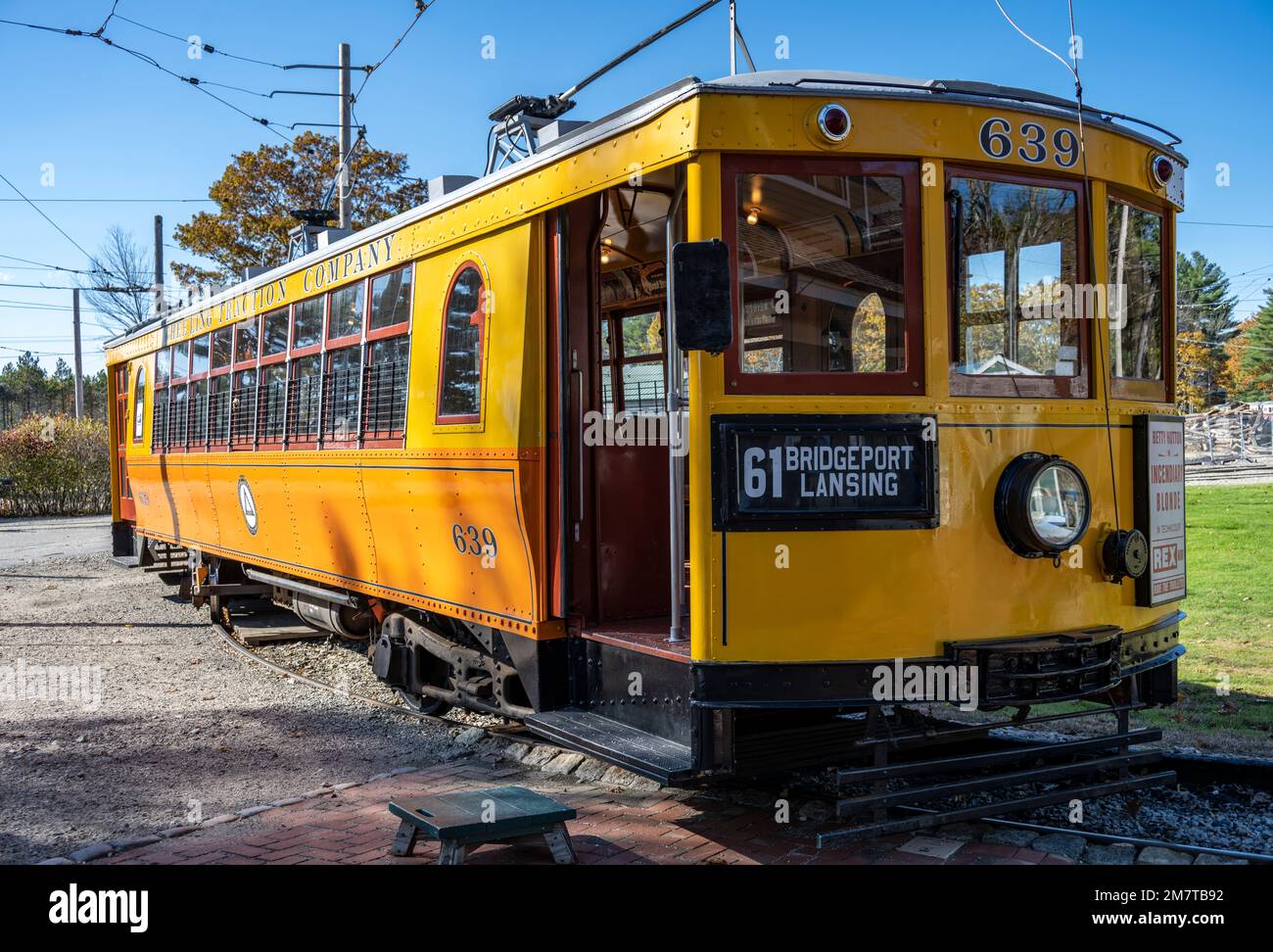 Der Außenblick auf die Straßenbahn Nr. 639 führte Besucher zu einer Fahrt im Seashore Trolley Museum Stockfoto