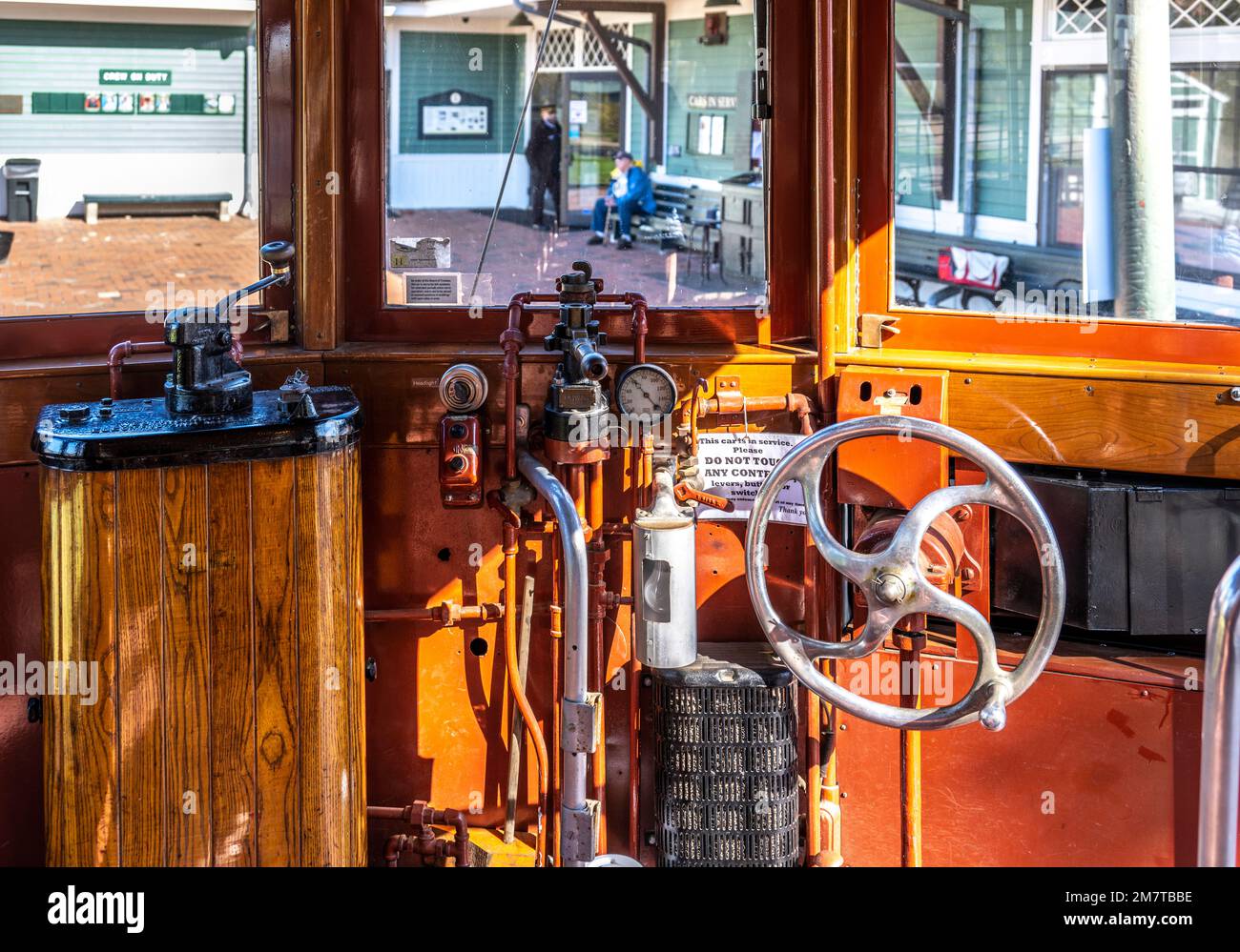 Im Inneren der Straßenbahn Nr. 639 wurden Besucher für eine Fahrt im Seashore Trolley Museum mit dem Besucherzentrum in der Ferne gefahren Stockfoto