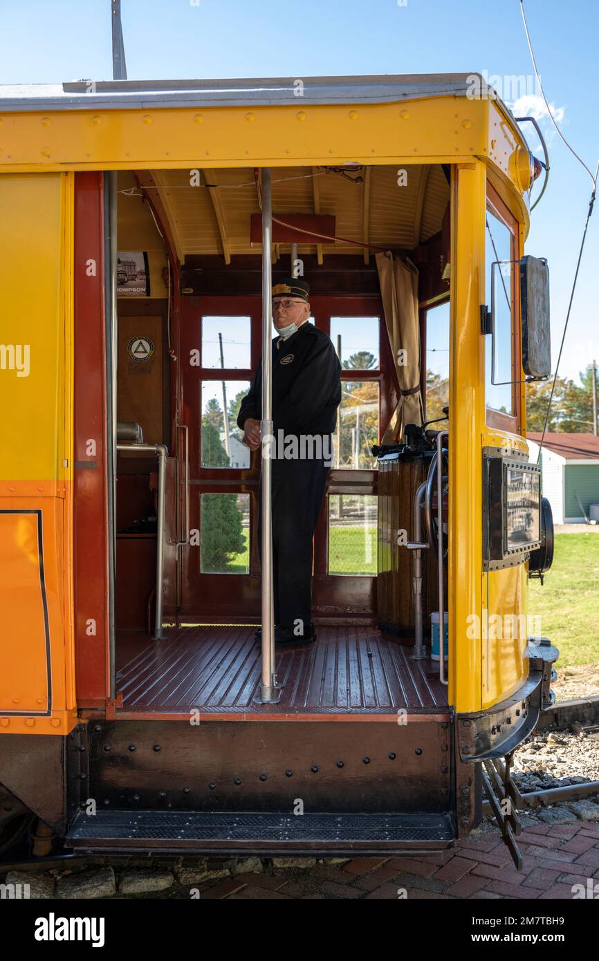 Ein Straßenbahnführer wartet auf Passagiere im Seashore Trolley Museum in Kennebunkport, Maine Stockfoto