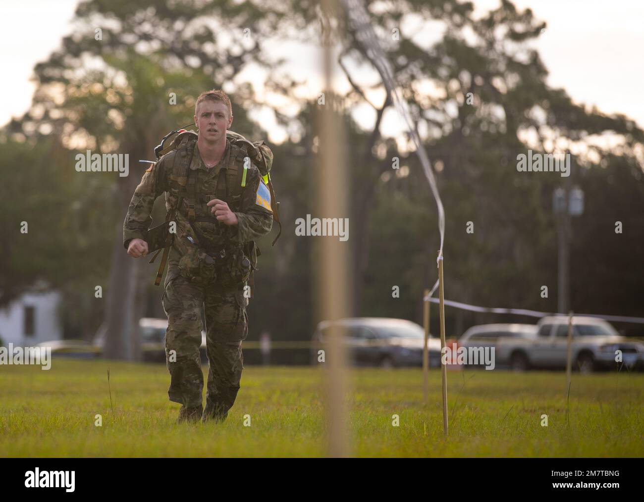 USA Army National Guard SPC. Keenan Baxter, Vertreter der Georgia Army National Guard, nähert sich der Ziellinie während des norwegischen ranzmarschteils der Region III Best Warrior Competition in Camp Blanding, Florida, 13. Mai 2022. Der regionale Wettbewerb der besten Krieger unterstreicht die Letalität, Bereitschaft und Fähigkeiten der Nationalgardisten der Armee in der gesamten südöstlichen Region. Stockfoto