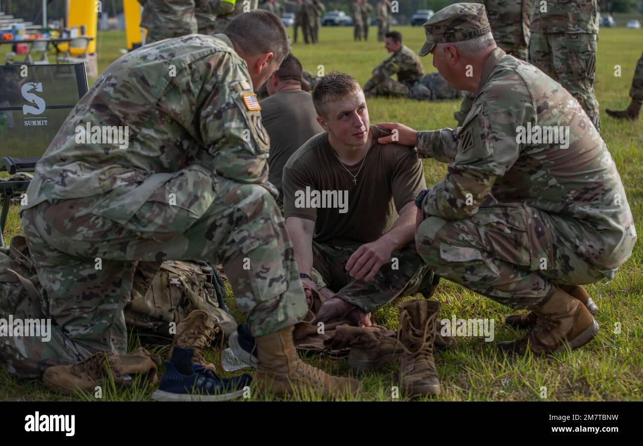 USA Keenan Baxter, Vertreter der Georgia Army National Guard, teilt einen Moment mit Kommandoleiter Major John Ballinger, Kommandodirektor Major des 1.-108. Kavallerie-Regiments, nach Abschluss des 18,6 km langen norwegischen Fußmarsches, dem letzten Ereignis der Region III Besten Krieger-Wettbewerb im Camp Blanding, Florida, 13. Mai 2022. Der Wettbewerb der besten Krieger der Region III hebt die Letalität, Bereitschaft und Fähigkeiten der Nationalgarde der Armee im Südosten der Region hervor. Stockfoto