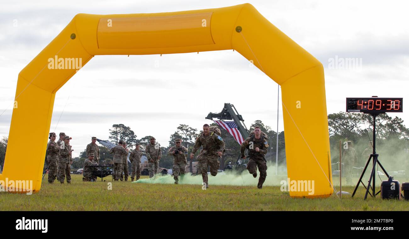 USA Army National Guard Sgt. Matthew Fiore, Vertreter der Georgia Army National Guard, tritt an der Ziellinie des 18,6 km langen norwegischen Fußmarsches, dem letzten Event des Region III Best Warrior Competition in Camp Blanding, Florida, am 13. Mai 2022 gegen einen weiteren Wettkampf an. Der Wettbewerb der besten Krieger der Region III hebt die Letalität, Bereitschaft und Fähigkeiten der Nationalgarde der Armee im Südosten der Region hervor. Stockfoto