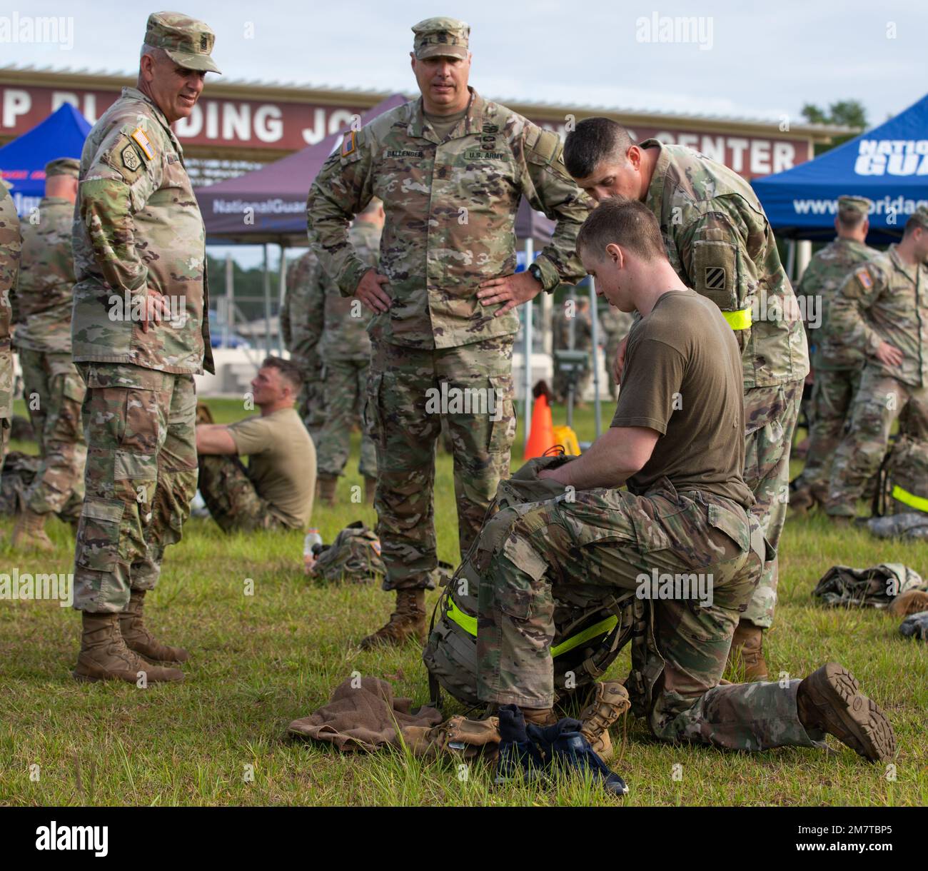 USA Army National Guard SPC. Keenan Baxter, Vertreter der Georgia Army National Guard, packt seinen Rucksack aus, nachdem er den 18,6 km langen norwegischen Fußmarsch beendet hat, das letzte Event des Region III Best Warrior Competition in Camp Blanding, Florida, 13. Mai 2022. Der Wettbewerb der besten Krieger der Region III hebt die Letalität, Bereitschaft und Fähigkeiten der Nationalgarde der Armee im Südosten der Region hervor. Stockfoto