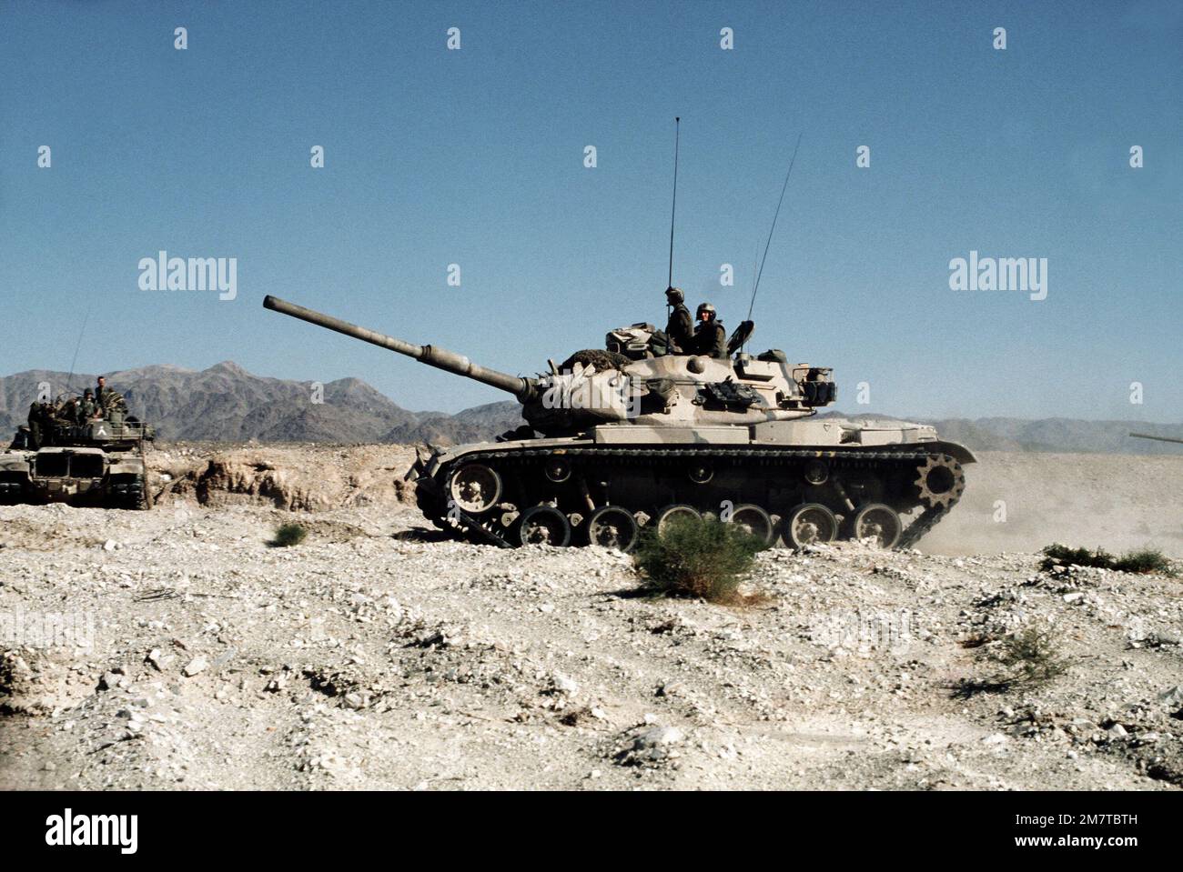 Drei M60A1-Panzer vom 2. Panzerbataillon, 2. Marine-Division, bereiten sich auf ihr neues Ziel vor. Dies ist Teil der Operation CAX 1-2/82, die im Marine Corps Air-to-Ground Combat Center stattfindet. Betreff Betrieb/Serie: CAX 1-2/82 Basis: Twentynine Palms Bundesstaat: Kalifornien (CA) Land: Vereinigte Staaten von Amerika (USA) Stockfoto