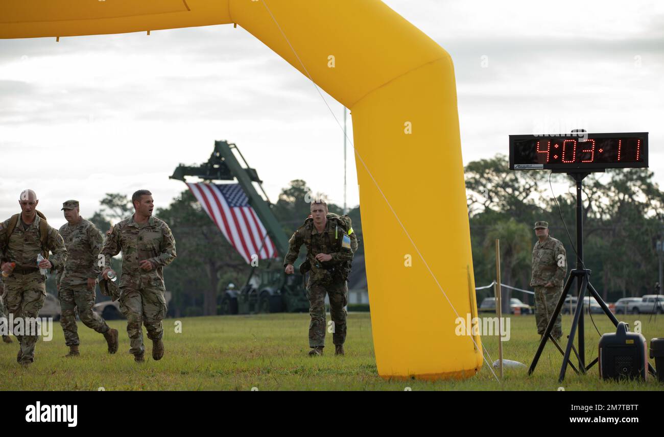 USA Army National Guard SPC. Keenan Baxter, Vertreter der Georgia Army National Guard, schließt stark ab auf dem 18,6 km langen norwegischen Fußmarsch, dem letzten Event der Region III Bester Krieger im Camp Blanding, Florida, 13. Mai 2022. Der Wettbewerb der besten Krieger der Region III hebt die Letalität, Bereitschaft und Fähigkeiten der Nationalgarde der Armee im Südosten der Region hervor. Stockfoto