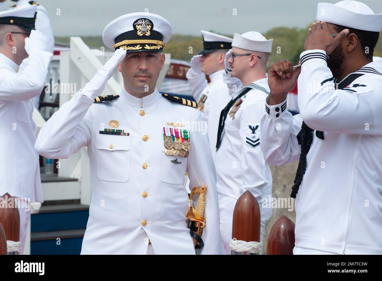 Cmdr. Alan Mardegian wird nach der Zeremonie zum Kommandowechsel für das schnell angreifende U-Boot USS San Juan (SSN 751) der Klasse Los Angeles am Freitag, den 13. Mai, an Land gespült, am Naval Submarine Base New London in Groton, Connecticut. Cmdr. Mardegian hat Commander abgelöst. Douglas Sattler, Jr. als befehlshabender Offizier des Los Angeles-Klasse-Schnellangriffs-U-Boots. Stockfoto