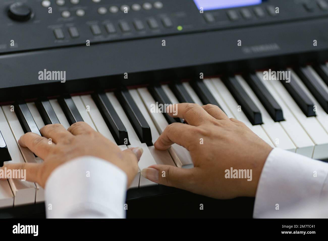 Nahaufnahme der man-Hände, die Akkorde auf dem Klavier der elektronischen Tastatur spielen Stockfoto