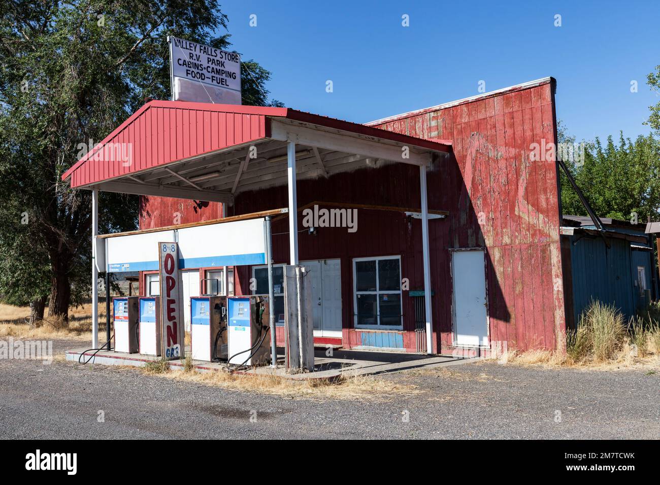 Geschlossener Gasmarkt an der US 395 in Valley Falls, Oregon. Stockfoto