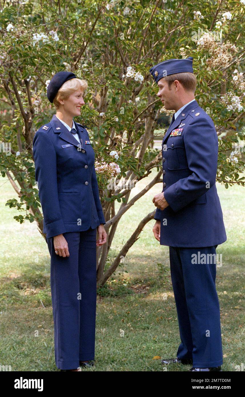 CPT Carolyn Poates und MAJ Walter Hogle Model-B-Uniformen im Pentagon-Hof. Basis: Arlington Bundesstaat: Virginia (VA) Land: Vereinigte Staaten von Amerika (USA) Stockfoto