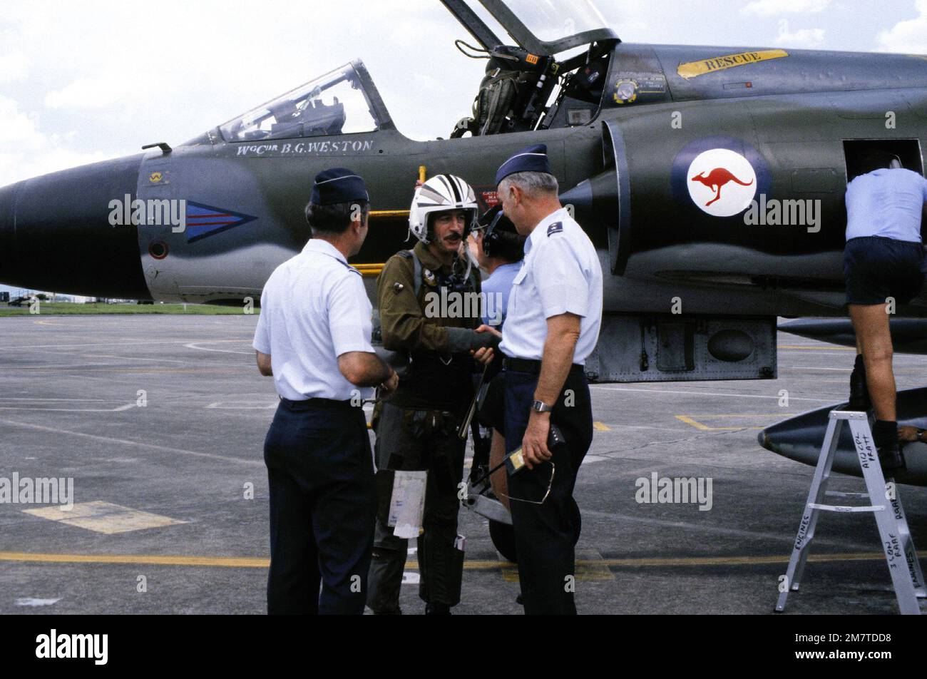 Ein australischer Pilot wird von Offizieren begrüßt, die an der Übung Cope Thunder teilnehmen, wenn er ein CA-29 Mirage-Flugzeug verlässt. Betrifft Operation/Serie: COPE-THUNDER-Stützpunkt: Clark-Luftwaffenstützpunkt Staat: Luzon Land: Philippinen (PHL) Stockfoto