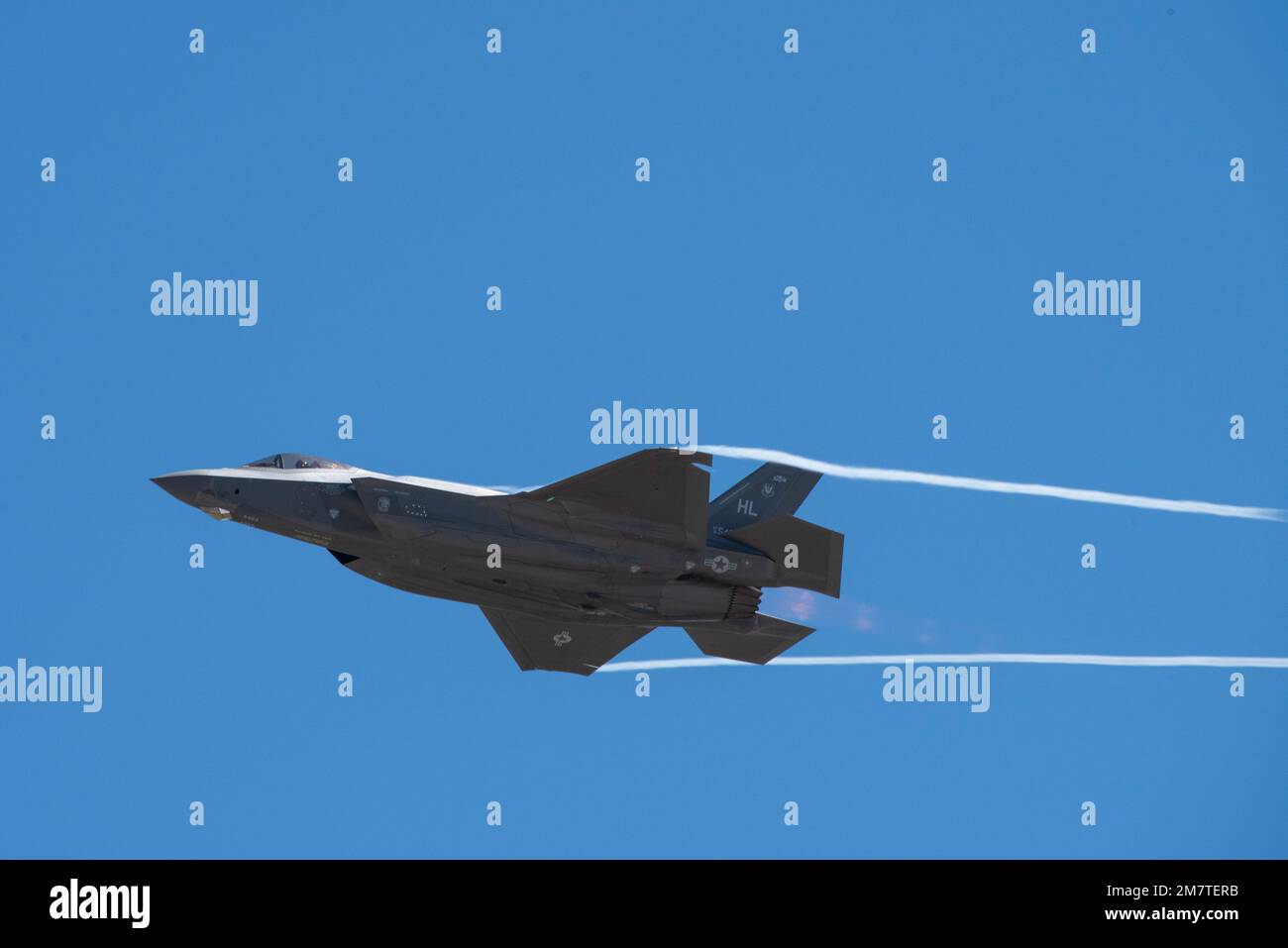 EIN US-AMERIKANISCHER Air Force F-35A Lightning II führt während der Flugvorführung auf dem Luftwaffenstützpunkt Travis, Kalifornien, am 13. Mai 2022 einen Vorbeiflug durch. Die Flugwetterprobe bot den Mitarbeitern des Verteidigungsministeriums und ihren Familien die Gelegenheit, die Flugschau und die vollständige Präsentation der Fähigkeiten bei Travis AFB zu sehen. Stockfoto