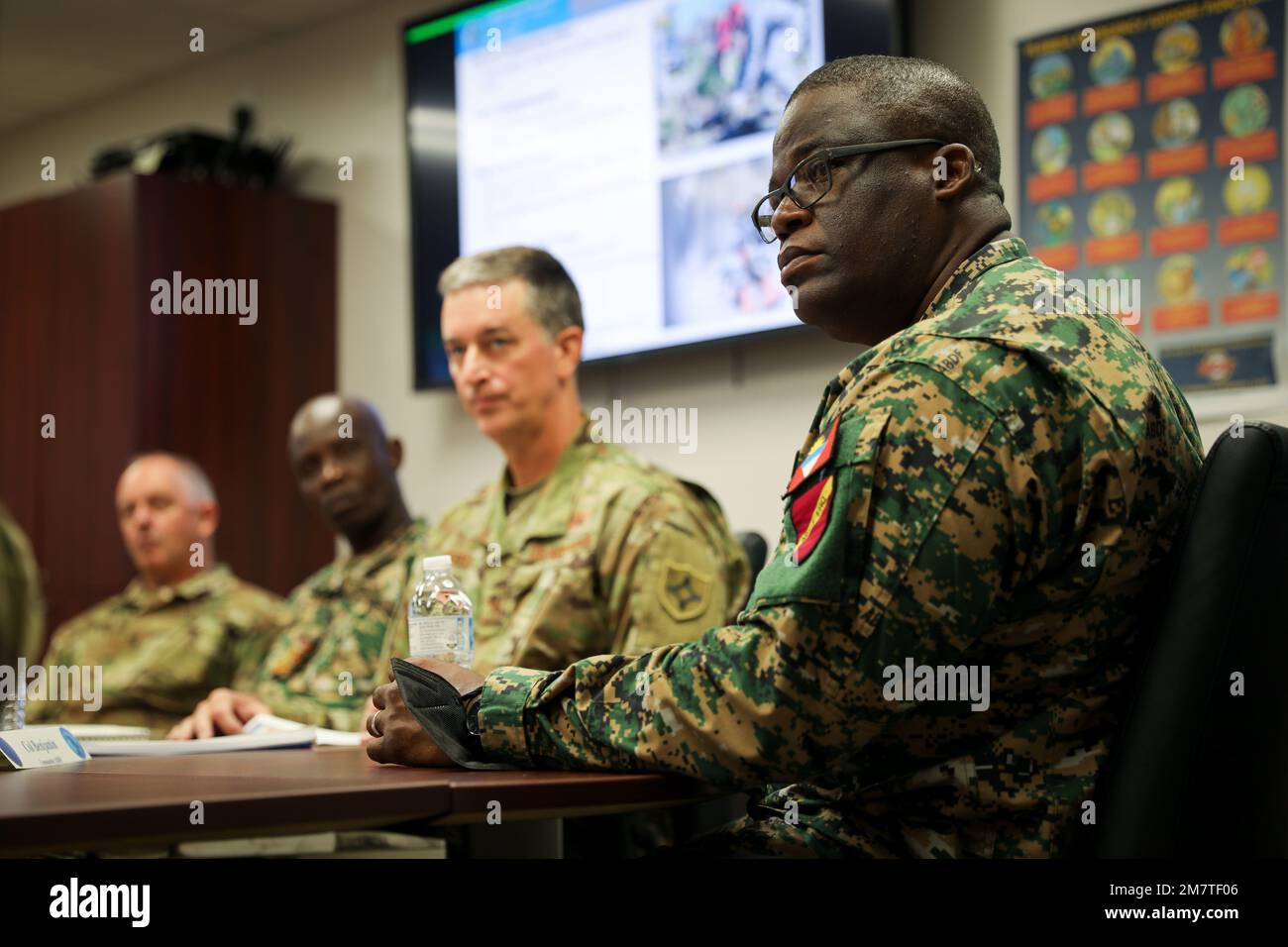 Oberst Telbert Benjamin, Leiter der Streitkräfte Antigua und Barbuda (ABDF), nimmt während des Key Leader Engagement (KLE) von FLNG, St. Augustine, 13. Mai 2022. Vertreter der Florida National Guard arbeiteten mit dem State Partnership Program des National Guard Bureau zusammen, um die Beziehungen zu den Nachbarländern zu stärken. Die Verteidigungschefs der Barbados Defence Force (BDF) und ABDF nahmen an dem Austausch Teil, um Möglichkeiten zu erörtern, wie die Sicherheit unserer Hemisphäre weiter erhöht werden kann. Stockfoto