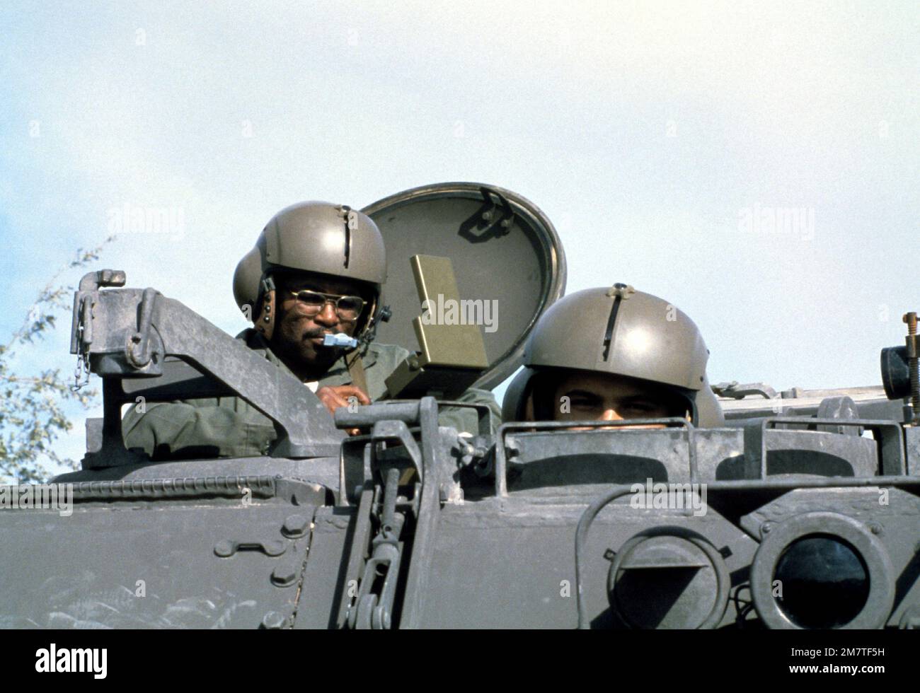 Soldaten der Armee sind gepanzerte Fahrzeuge, die mit einem Teil des Satellitensystems des Global Positioning Systems ausgestattet sind. Land: Unbekannt Stockfoto